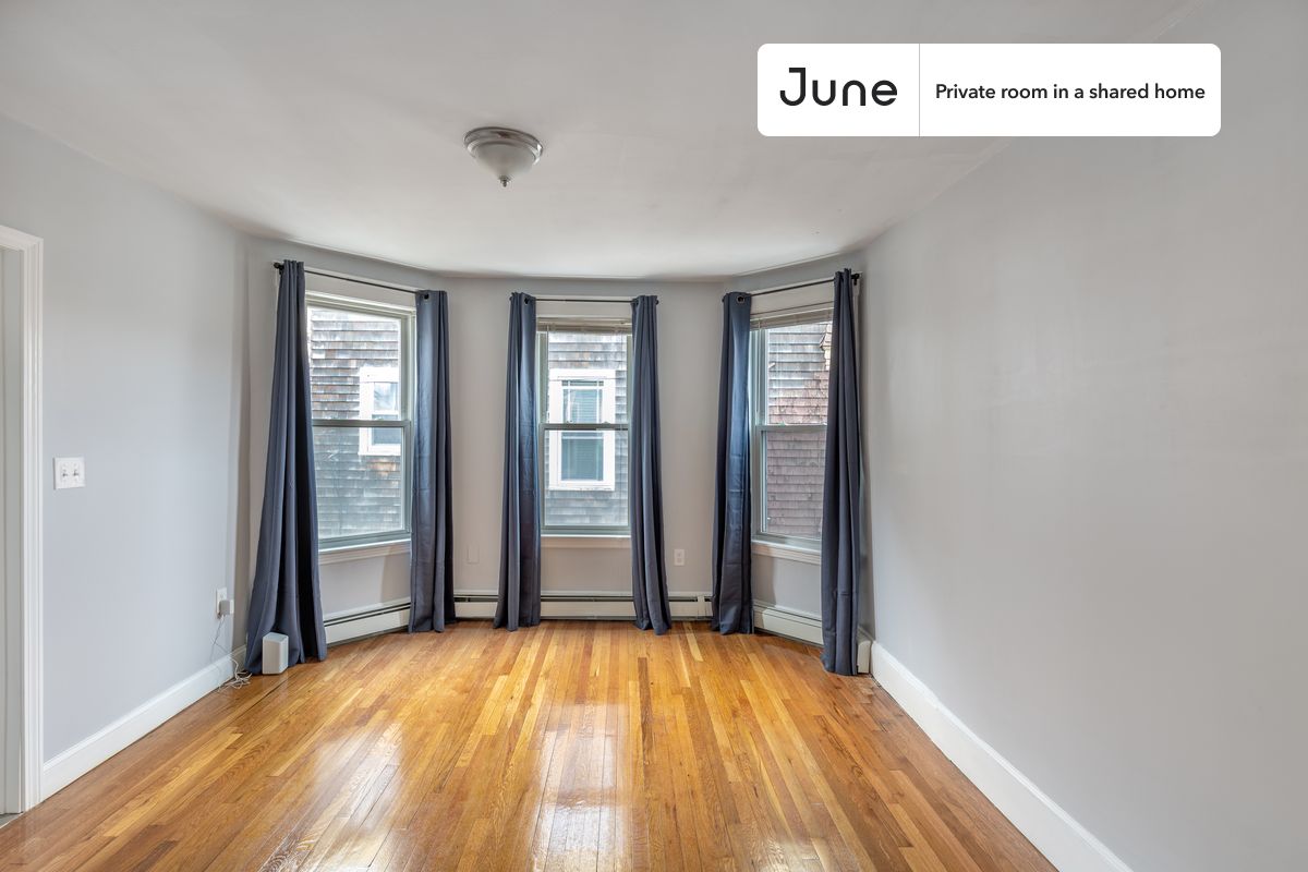 Move in with us before March 31st and stay until May 30th or later, and enjoy our limited-time discount on your first month! $200 off in BOS. Hurry up!

Queen bedroom in a 4 bedroom / 2 bathroom apartment!

Check out 3D tour now:  https://jnhm.es/10P

This  Queen room in Brighton  is available on a flexible 1-18 month lease. Monthly rent rate is determined by furnishing preference, move-in date and move-out date. Speak to a June representative for recommendations on the best stay duration for the lowest rate, and learn more about this home on the June website:  https://jnhm.es/5Tp

Amenities of this home:   Dishwasher,    Furnished Common Areas,    Wi-Fi - Paid separately (High-Speed),    Guarantors Allowed,          Street parking,    Laundry - Paid separately (in building),    Wall-Mounted TV,    Hardwood Flooring,    Microwave,    Oven,    Refrigerator,   also, this unit is conveniently located, several local parks, restaurants and bars are just minutes away.

About June Homes: Welcome to the easiest rental experience of your life. Rent furnished or unfurnished apartments for 1 - 18 months, bypass hidden costs and broker fees and enjoy an easy move-in. As a resident, you’ll have access to 24/7 support and monthly cleanings of the home’s shared spaces. Sign up now to apply online for your next home with June: https://jnhm.es/sign-roomi

Interested? Kindly note that the minimum stay duration would be 31 days. 

Use this listing ID when speaking to June team:  #941 A