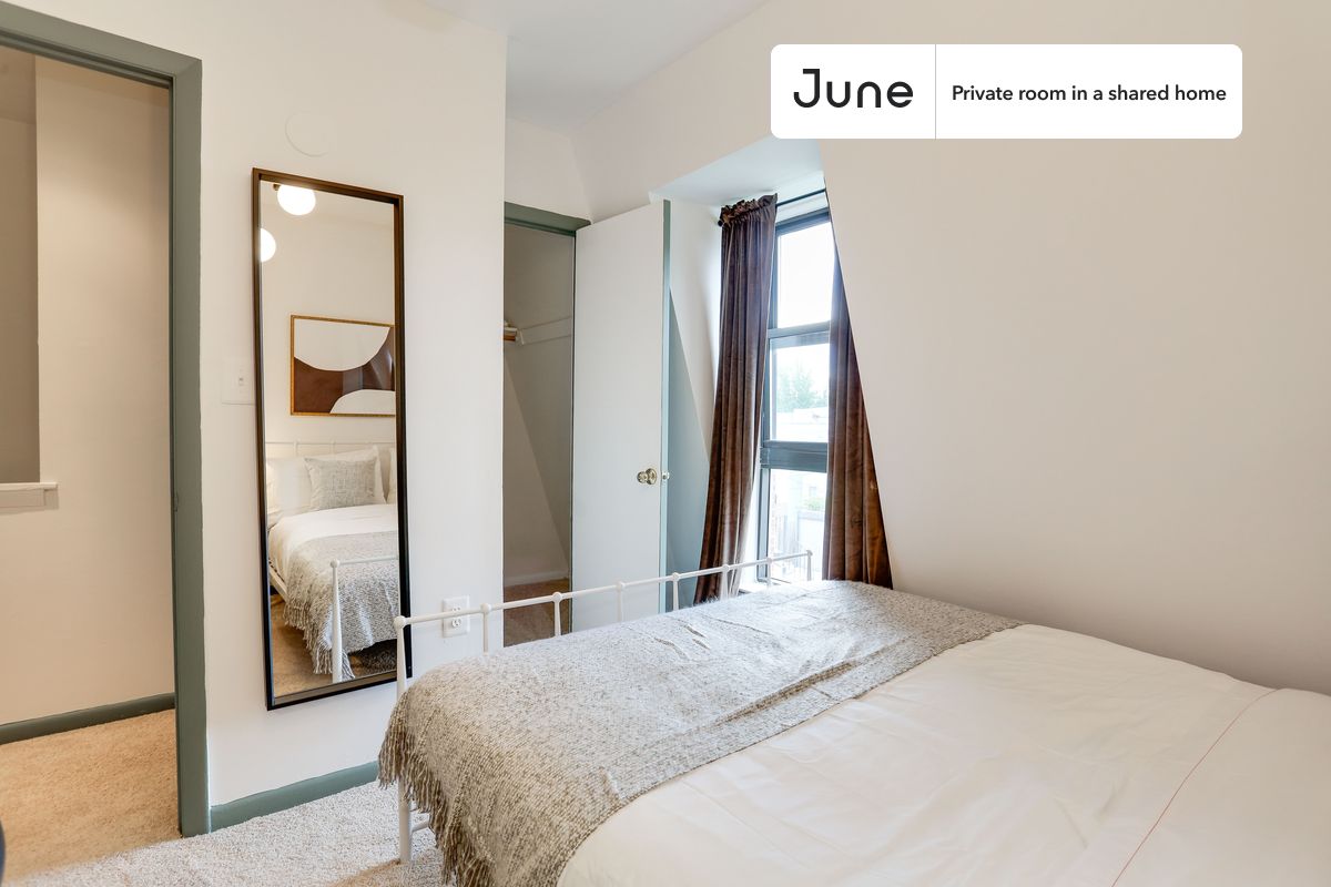 

Queen bedroom in a 5 bedroom / 3 bathroom apartment!

Check out 3D tour now:  https://jnhm.es/RL

This  Queen room in Logan Circle  is available on a flexible 1-18 month lease. Monthly rent rate is determined by furnishing preference, move-in date and move-out date. Speak to a June representative for recommendations on the best stay duration for the lowest rate, and learn more about this home on the June website:  https://jnhm.es/Bf

Amenities of this home:   Dishwasher,    Furnished Common Areas,    Wi-Fi - Paid separately (High-Speed),    Outdoor space,    Guarantors Allowed,       32-inch Flat-Screen TV,    Dine in kitchen,    Central AC (Common space),    Laundry in home (free),       Hardwood Flooring,    Microwave,    Oven,    Refrigerator,   also, this unit is conveniently located, several local parks, restaurants and bars are just minutes away.

About June Homes: Welcome to the easiest rental experience of your life. Rent furnished or unfurnished apartments for 1 - 18 months, bypass hidden costs and broker fees and enjoy an easy move-in. As a resident, you’ll have access to 24/7 support and monthly cleanings of the home’s shared spaces. Sign up now to apply online for your next home with June: https://jnhm.es/sign-roomi

Interested? Kindly note that the minimum stay duration would be 31 days. 

Use this listing ID when speaking to June team:  #104 D