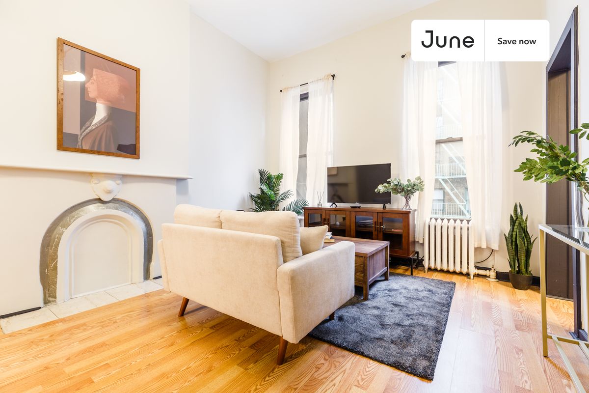 1 bedroom in Hell's Kitchen on flexible lease terms.
Check out 3D tour now: https://jnhm.es/OT
This 1 bedroom apartment on the Hell's Kitchen is available on a 12 month lease or a flexible short term (31 to 364 days) lease. You pick your custom start and end date. Monthly rent rate is determined by furnishing preference, move-in date and move-out date. Speak to a June representative for recommendations on the best stay duration for the lowest rate, and learn more about this home on the June website: https://jnhm.es/HI
Amenities of this home: Wi-Fi - Paid separately (High-Speed), Guarantors Allowed, 32-inch Flat-Screen TV, Couple-Friendly, Dine in kitchen, Full bed, Smart lock, Hardwood Flooring, Microwave, Oven, Refrigerator, also, this unit is conveniently located, several local parks, restaurants and bars are just minutes away.
About June Homes: Welcome to the easiest rental experience of your life. Rent furnished or unfurnished apartments on a 12 month lease or a flexible short term (31 to 364 days). As a resident, you’ll have access to 24/7 support and monthly cleanings of the home’s shared spaces. Sign up now to apply online for your next home with June: https://jnhm.es/sign-roomi
Brokers welcome! Contact us for more details.
Interested? Use this listing ID when speaking to June team: #295