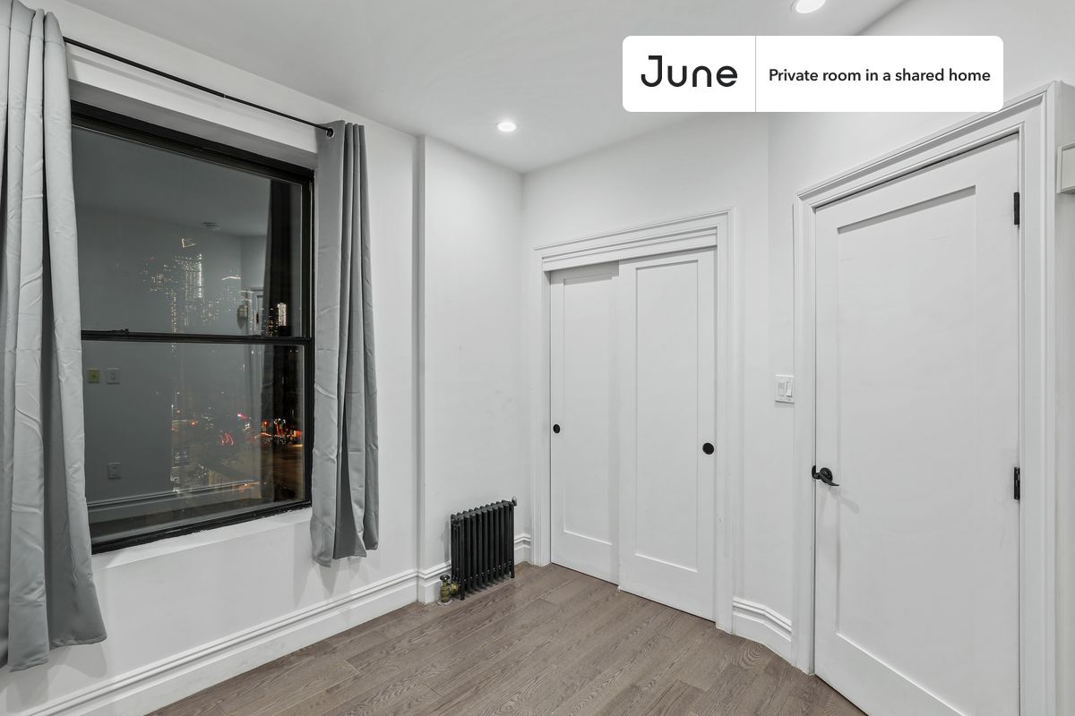PLEASE NOTE: This is a private room in a shared apartment. You will have your own bedroom and shared common areas (kitchen, bathroom, etc.) with other residents.
Full bedroom in a 2 bedroom / 1 bathroom apartment!
Check out 3D tour now: https://jnhm.es/VY
This Full room in Columbus Circle is available on a 12 month lease or a flexible short term (31 to 364 days) lease. You pick your custom start and end date. Monthly rent rate is determined by furnishing preference, move-in date and move-out date. Speak to a June representative for recommendations on the best stay duration for the lowest rate, and learn more about this home on the June website: https://jnhm.es/5HW
Amenities of this home: Dishwasher, Furnished Common Areas, Wi-Fi - Paid separately (High-Speed), Guarantors Allowed, 32-inch Flat-Screen TV, Street parking - City permit required, Laundry in home (free), Hardwood Flooring, Microwave, Oven, Refrigerator, also, this unit is conveniently located, several local parks, restaurants and bars are just minutes away.
About June Homes: Welcome to the easiest rental experience of your life. Rent furnished or unfurnished apartments on a 12 month lease or a flexible short term (31 to 364 days). As a resident, you’ll have access to 24/7 support and monthly cleanings of the home’s shared spaces. Sign up now to apply online for your next home with June: https://jnhm.es/sign-roomi
Brokers welcome! Contact us for more details.
Interested? Use this listing ID when speaking to June team: #708 A