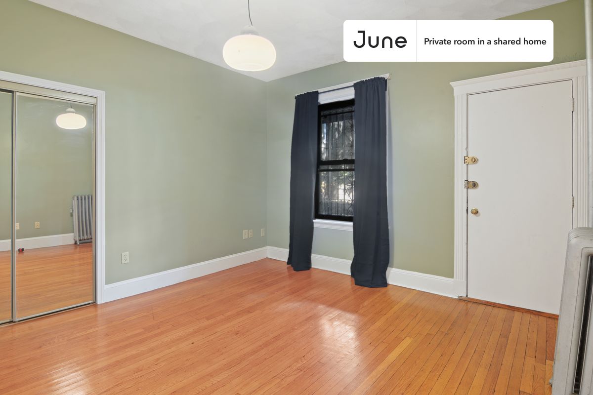 PLEASE NOTE: This is a private room in a shared apartment. You will have your own bedroom and shared common areas (kitchen, bathroom, etc.) with other residents.
Queen bedroom in a 4 bedroom / 1 bathroom apartment!
Check out 3D tour now: https://jnhm.es/UX
This Queen room in Brighton is available on a 12 month lease or a flexible short term (31 to 364 days) lease. You pick your custom start and end date. Monthly rent rate is determined by furnishing preference, move-in date and move-out date. Speak to a June representative for recommendations on the best stay duration for the lowest rate, and learn more about this home on the June website: https://jnhm.es/5DL
Amenities of this home: Dishwasher, Furnished Common Areas, Wi-Fi - Paid separately (High-Speed), Guarantors Allowed, 32-inch Flat-Screen TV, Street parking - City permit required, Laundry - Paid separately (in building), Hardwood Flooring, Microwave, Oven, Refrigerator, also, this unit is conveniently located, several local parks, restaurants and bars are just minutes away.
About June Homes: Welcome to the easiest rental experience of your life. Rent furnished or unfurnished apartments on a 12 month lease or a flexible short term (31 to 364 days). As a resident, you’ll have access to 24/7 support and monthly cleanings of the home’s shared spaces. Sign up now to apply online for your next home with June: https://jnhm.es/sign-roomi
Brokers welcome! Contact us for more details.
Interested? Kindly note that the minimum stay duration would be 31 days.
Use this listing ID when speaking to June team: #605 C