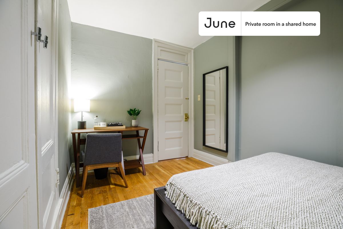 

PLEASE NOTE: This is a private room in a shared apartment. You will have your own bedroom and shared common areas (kitchen, bathroom, etc.) with other residents.

Queen bedroom in a 4 bedroom / 1 bathroom apartment!

Check out 3D tour now:  https://jnhm.es/RO

This  Queen room in Chelsea  is available on a 12 month lease or a flexible short term (31 to 364 days) lease. You pick your custom start and end date. Monthly rent rate is determined by furnishing preference, move-in date and move-out date. Speak to a June representative for recommendations on the best stay duration for the lowest rate, and learn more about this home on the June website:  https://jnhm.es/Eg

Amenities of this home:   Dishwasher,    Furnished Common Areas,    Wi-Fi - Paid separately (High-Speed),    Guarantors Allowed,       32-inch Flat-Screen TV,       Smart lock,    Hardwood Flooring,    Microwave,    Oven,    Refrigerator,   also, this unit is conveniently located, several local parks, restaurants and bars are just minutes away.

About June Homes: Welcome to the easiest rental experience of your life. Rent furnished or unfurnished apartments on a 12 month lease or a flexible short term (31 to 364 days). As a resident, you’ll have access to 24/7 support and monthly cleanings of the home’s shared spaces. Sign up now to apply online for your next home with June: https://jnhm.es/sign-roomi

Brokers welcome! Contact us for more details.

Interested? Use this listing ID when speaking to June team:  #232 C