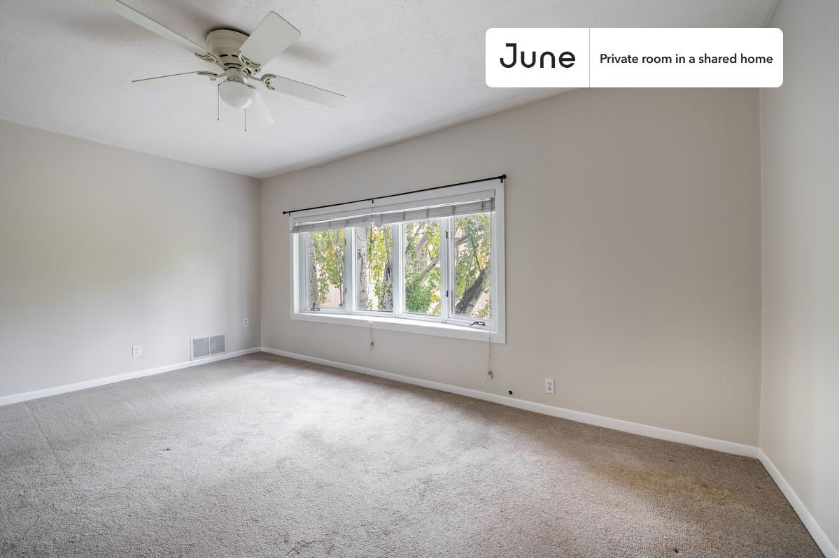 

PLEASE NOTE: This is a private room in a shared apartment. You will have your own bedroom and shared common areas (kitchen, bathroom, etc.) with other residents.

Queen bedroom in a 5 bedroom / 3 bathroom apartment!

Check out 3D tour now:  https://jnhm.es/8bF

This  Queen room in Wicker Park  is available on a 12 month lease or a flexible short term (31 to 364 days) lease. You pick your custom start and end date. Monthly rent rate is determined by furnishing preference, move-in date and move-out date. Speak to a June representative for recommendations on the best stay duration for the lowest rate, and learn more about this home on the June website:  https://jnhm.es/6oY

Amenities of this home:   Furnished Common Areas,    Wi-Fi - Paid separately (High-Speed),    Outdoor space,    Guarantors Allowed,       32-inch Flat-Screen TV,    Dine in kitchen,    Street parking - City permit required,    Laundry in home (free),       Living area,    Hardwood Flooring,    Microwave,    Oven,    Refrigerator,    garage parking (paid),   also, this unit is conveniently located, several local parks, restaurants and bars are just minutes away.

About June Homes: Welcome to the easiest rental experience of your life. Rent furnished or unfurnished apartments on a 12 month lease or a flexible short term (31 to 364 days). As a resident, you’ll have access to 24/7 support and monthly cleanings of the home’s shared spaces. Sign up now to apply online for your next home with June: https://jnhm.es/sign-roomi

Brokers welcome! Contact us for more details.

Interested? Kindly note that the minimum stay duration would be 32 days. 

Use this listing ID when speaking to June team:  #1600 D