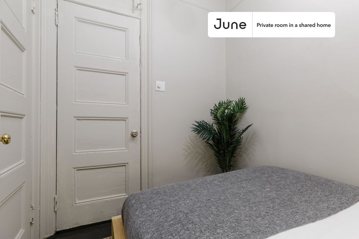 

PLEASE NOTE: This is a private room in a shared apartment. You will have your own bedroom and shared common areas (kitchen, bathroom, etc.) with other residents.

Full bedroom in a 4 bedroom / 1 bathroom apartment!

Check out 3D tour now:  https://jnhm.es/Qw

This  Full room in Chelsea  is available on a 12 month lease or a flexible short term (31 to 364 days) lease. You pick your custom start and end date. Monthly rent rate is determined by furnishing preference, move-in date and move-out date. Speak to a June representative for recommendations on the best stay duration for the lowest rate, and learn more about this home on the June website:  https://jnhm.es/Js

Amenities of this home:   Furnished Common Areas,    Wi-Fi - Paid separately (High-Speed),    Guarantors Allowed,       32-inch Flat-Screen TV,       Smart lock,    Hardwood Flooring,    Microwave,    Oven,    Refrigerator,   also, this unit is conveniently located, several local parks, restaurants and bars are just minutes away.

About June Homes: Welcome to the easiest rental experience of your life. Rent furnished or unfurnished apartments on a 12 month lease or a flexible short term (31 to 364 days). As a resident, you’ll have access to 24/7 support and monthly cleanings of the home’s shared spaces. Sign up now to apply online for your next home with June: https://jnhm.es/sign-roomi

Brokers welcome! Contact us for more details.

Interested? Use this listing ID when speaking to June team:  #323 A