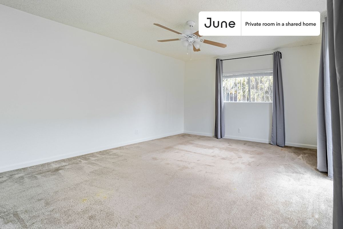 

Queen bedroom in a 4 bedroom / 2 bathroom apartment!

Check out 3D tour now:  https://jnhm.es/YK

This  Queen room in Park Mesa Heights  is available on a flexible 1-18 month lease. Monthly rent rate is determined by furnishing preference, move-in date and move-out date. Speak to a June representative for recommendations on the best stay duration for the lowest rate, and learn more about this home on the June website:  https://jnhm.es/5NY

Amenities of this home:   Dishwasher,    Furnished Common Areas,    Wi-Fi - Paid separately (High-Speed),    Guarantors Allowed,       Central AC (Common space),       Driveway parking (Paid separately),    Wall-Mounted TV,    Hardwood Flooring,    Microwave,    Oven,    Refrigerator,   also, this unit is conveniently located, several local parks, restaurants and bars are just minutes away.

About June Homes: Welcome to the easiest rental experience of your life. Rent furnished or unfurnished apartments for 1 - 18 months, bypass hidden costs and broker fees and enjoy an easy move-in. As a resident, you’ll have access to 24/7 support and monthly cleanings of the home’s shared spaces. Sign up now to apply online for your next home with June: https://jnhm.es/sign-roomi

Interested? Use this listing ID when speaking to June team:  #833 D