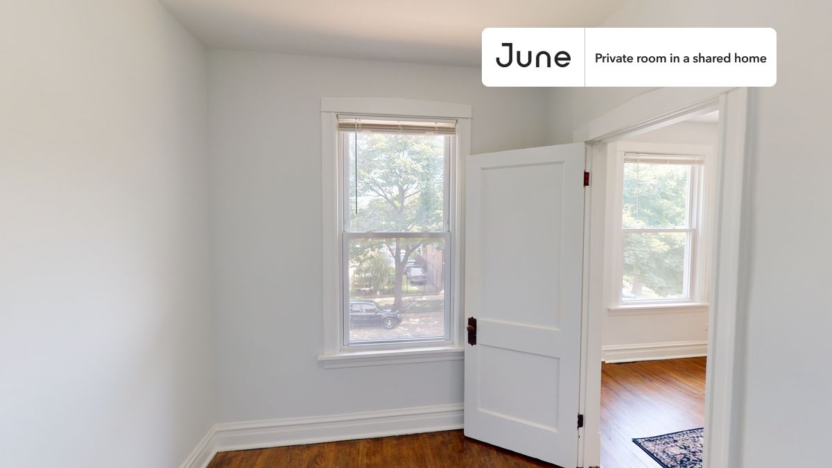 PLEASE NOTE: This is a private room in a shared apartment. You will have your own bedroom and shared common areas (kitchen, bathroom, etc.) with other residents.
Queen bedroom in a 4 bedroom / 2 bathroom apartment!
Check out 3D tour now: https://jnhm.es/88D
This Queen room in Logan Square is available on a 12 month lease or a flexible short term (31 to 364 days) lease. You pick your custom start and end date. Monthly rent rate is determined by furnishing preference, move-in date and move-out date. Speak to a June representative for recommendations on the best stay duration for the lowest rate, and learn more about this home on the June website: https://jnhm.es/6jL
Amenities of this home: Guarantors Allowed, Laundry in home (free), Dining area, 32-inch Flat-Screen TV, Wi-Fi - Paid separately (High-Speed), Furnished Common Areas, Dishwasher, Living area, Limited garage parking (Paid separately), Hardwood Flooring, Microwave, Oven, Refrigerator, also, this unit is conveniently located, several local parks, restaurants and bars are just minutes away.
About June Homes: Welcome to the easiest rental experience of your life. Rent furnished or unfurnished apartments on a 12 month lease or a flexible short term (31 to 364 days). As a resident, you’ll have access to 24/7 support and monthly cleanings of the home’s shared spaces. Sign up now to apply online for your next home with June: https://jnhm.es/sign-roomi
Brokers welcome! Contact us for more details.
Interested? Kindly note that the minimum stay duration would be 32 days.
Use this listing ID when speaking to June team: #1489 A