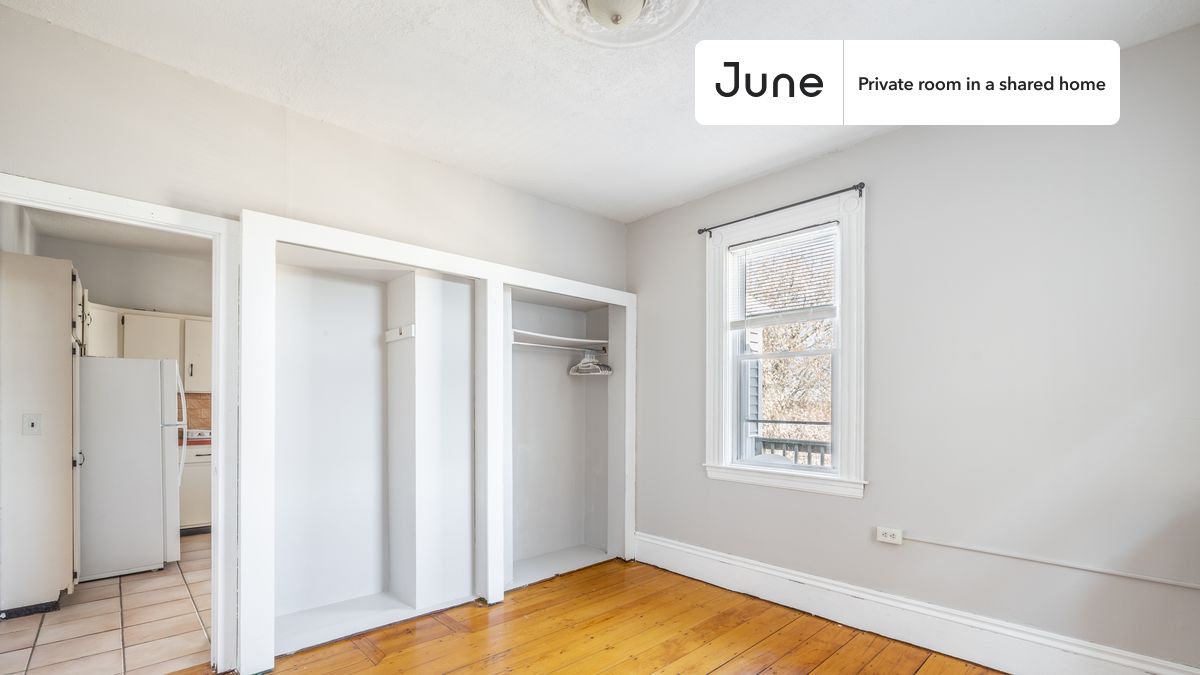 

Queen bedroom in a 2 bedroom / 1 bathroom apartment!

Check out 3D tour now:  https://jnhm.es/8cx

This  Queen room in Somerville  is available on a flexible 1-18 month lease. Monthly rent rate is determined by furnishing preference, move-in date and move-out date. Speak to a June representative for recommendations on the best stay duration for the lowest rate, and learn more about this home on the June website:  https://jnhm.es/6r2

Amenities of this home:   Furnished Common Areas,    Wi-Fi - Paid separately (High-Speed),    Guarantors Allowed,       Decorative fireplace,    32-inch Flat-Screen TV,    Dining area,       Street parking,    Living area,    Hardwood Flooring,    Microwave,    Oven,    Refrigerator,   also, this unit is conveniently located, several local parks, restaurants and bars are just minutes away.

About June Homes: Welcome to the easiest rental experience of your life. Rent furnished or unfurnished apartments for 1 - 18 months, bypass hidden costs and broker fees and enjoy an easy move-in. As a resident, you’ll have access to 24/7 support and monthly cleanings of the home’s shared spaces. Sign up now to apply online for your next home with June: https://jnhm.es/sign-roomi

Interested? Kindly note that the minimum stay duration would be 31 days. 

Use this listing ID when speaking to June team:  #1643 A