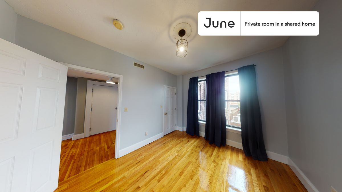 

PLEASE NOTE: This is a private room in a shared apartment. You will have your own bedroom and shared common areas (kitchen, bathroom, etc.) with other residents.

Queen bedroom in a 4 bedroom / 2 bathroom apartment!

Check out 3D tour now:  https://jnhm.es/Vf

This  Queen room in Allston  is available on a 12 month lease or a flexible short term (31 to 364 days) lease. You pick your custom start and end date. Monthly rent rate is determined by furnishing preference, move-in date and move-out date. Speak to a June representative for recommendations on the best stay duration for the lowest rate, and learn more about this home on the June website:  https://jnhm.es/5Ac

Amenities of this home:   Dishwasher,    Furnished Common Areas,    Wi-Fi - Paid separately (High-Speed),    Guarantors Allowed,       32-inch Flat-Screen TV,    Laundry - Paid separately (in building),       Hardwood Flooring,    Microwave,    Oven,    Refrigerator,    Air Conditioning | HVAC,   also, this unit is conveniently located, several local parks, restaurants and bars are just minutes away.

About June Homes: Welcome to the easiest rental experience of your life. Rent furnished or unfurnished apartments on a 12 month lease or a flexible short term (31 to 364 days). As a resident, you’ll have access to 24/7 support and monthly cleanings of the home’s shared spaces. Sign up now to apply online for your next home with June: https://jnhm.es/sign-roomi

Brokers welcome! Contact us for more details.

Interested? Kindly note that the minimum stay duration would be 31 days. 

Use this listing ID when speaking to June team:  #536 B