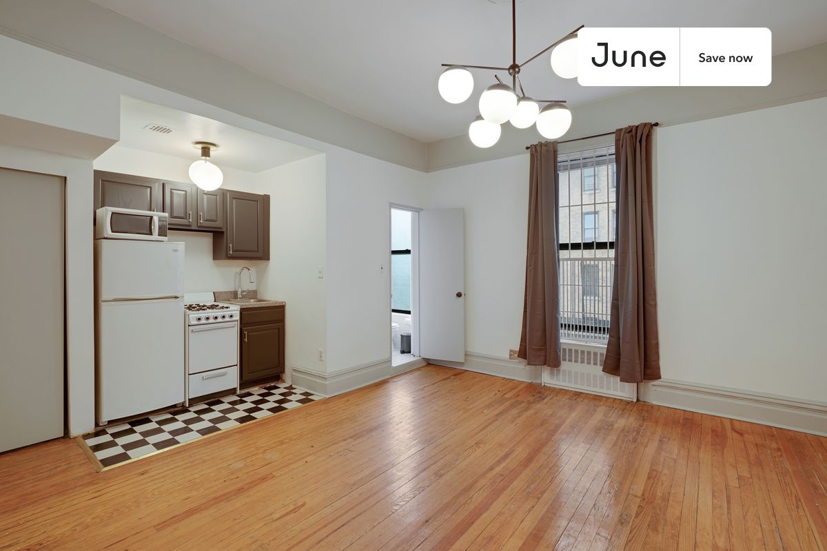 



Studio in Upper West Side on flexible lease terms.

Check out 3D tour now:  https://jnhm.es/OO

This  studio   is available on a 12 month lease or a flexible short term (31 to 364 days) lease. You pick your custom start and end date. Monthly rent rate is determined by furnishing preference, move-in date and move-out date. Speak to a June representative for recommendations on the best stay duration for the lowest rate, and learn more about this home on the June website:     https://jnhm.es/5v0

Amenities of this home:   Dishwasher,    Bike room,    Wi-Fi - Paid separately (High-Speed),    Guarantors Allowed,       Roof deck,    Couple-Friendly,    Gym,       Laundry - Paid separately (in building),    Hardwood Flooring,    Microwave,    Oven,    Refrigerator,   also, this unit is conveniently located, several local parks, restaurants and bars are just minutes away.

About June Homes: Welcome to the easiest rental experience of your life. Rent furnished or unfurnished apartments on a 12 month lease or a flexible short term (31 to 364 days). As a resident, you’ll have access to 24/7 support and monthly cleanings of the home’s shared spaces. Sign up now to apply online for your next home with June: https://jnhm.es/sign-roomi

Brokers welcome! Contact us for more details.

Interested? Use this listing ID when speaking to June team:  #431