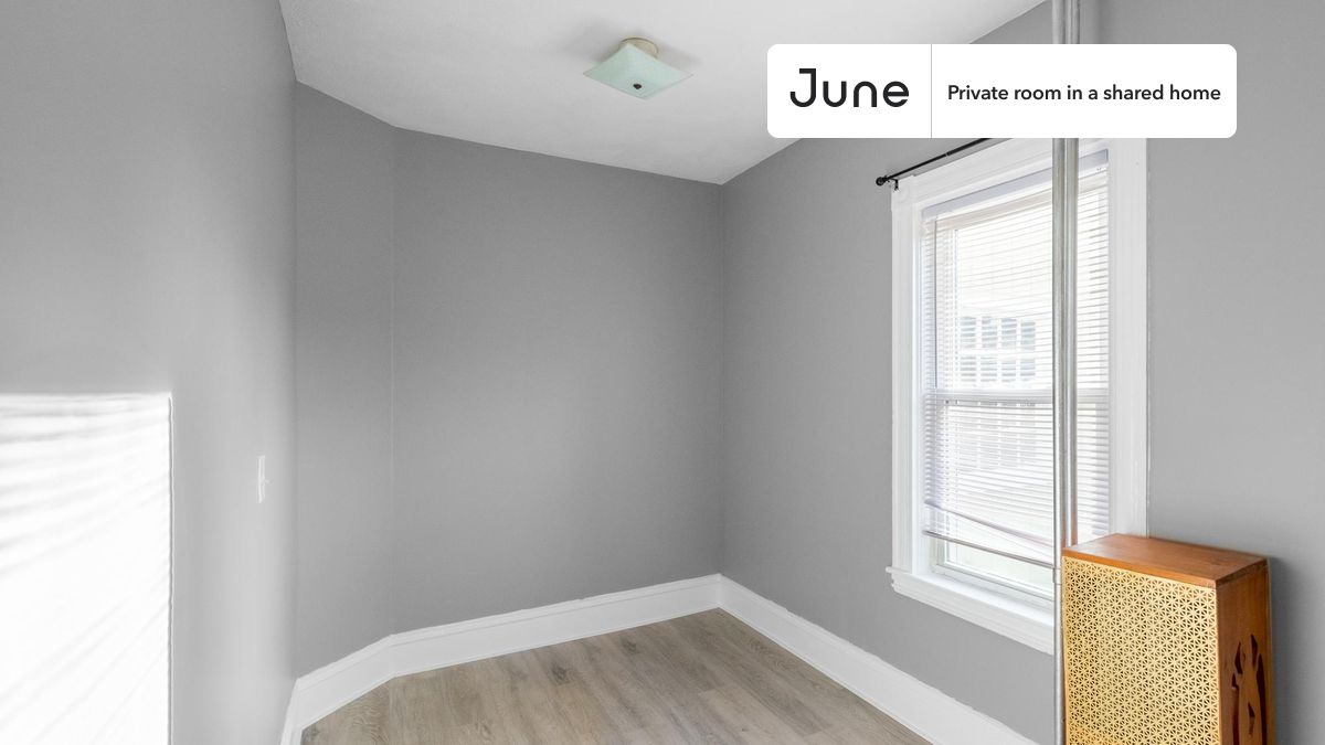 

PLEASE NOTE: This is a private room in a shared apartment. You will have your own bedroom and shared common areas (kitchen, bathroom, etc.) with other residents.

Full bedroom in a 5 bedroom / 1 bathroom apartment!

Check out 3D tour now:  https://jnhm.es/8dz

This  Full room in Somerville  is available on a 12 month lease or a flexible short term (31 to 364 days) lease. You pick your custom start and end date. Monthly rent rate is determined by furnishing preference, move-in date and move-out date. Speak to a June representative for recommendations on the best stay duration for the lowest rate, and learn more about this home on the June website:  https://jnhm.es/6uj

Amenities of this home:      Laundry - Paid separately (in building),    Dishwasher,    Furnished Common Areas,    Wi-Fi - Paid separately (High-Speed),    Guarantors Allowed,       Dine in kitchen,    Hardwood Flooring,    Microwave,    Oven,    Refrigerator,   also, this unit is conveniently located, several local parks, restaurants and bars are just minutes away.

About June Homes: Welcome to the easiest rental experience of your life. Rent furnished or unfurnished apartments on a 12 month lease or a flexible short term (31 to 364 days). As a resident, you’ll have access to 24/7 support and monthly cleanings of the home’s shared spaces. Sign up now to apply online for your next home with June: https://jnhm.es/sign-roomi

Brokers welcome! Contact us for more details.

Interested? Kindly note that the minimum stay duration would be 31 days. 

Use this listing ID when speaking to June team:  #1701 E