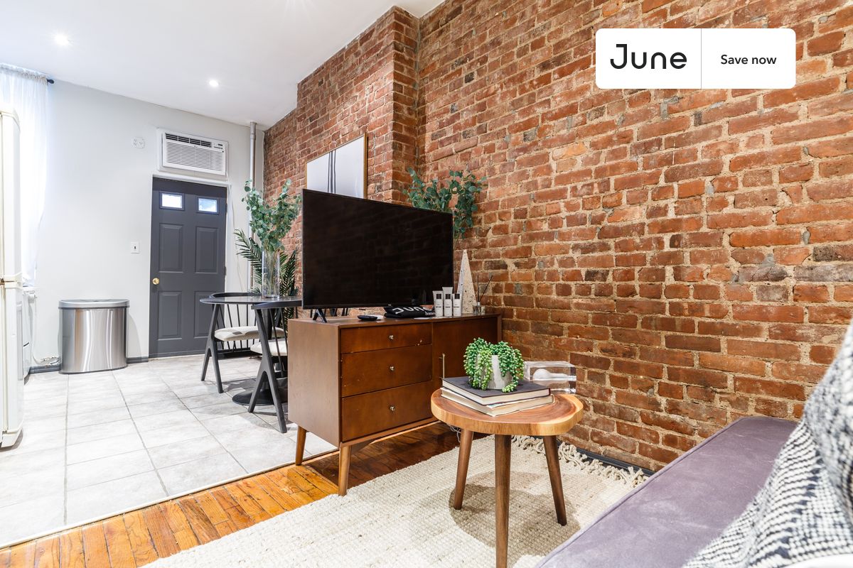 



Studio in Upper East Side on flexible lease terms.

Check out 3D tour now:  https://jnhm.es/Sr

This  studio   is available on a 12 month lease or a flexible short term (31 to 364 days) lease. You pick your custom start and end date. Monthly rent rate is determined by furnishing preference, move-in date and move-out date. Speak to a June representative for recommendations on the best stay duration for the lowest rate, and learn more about this home on the June website:     https://jnhm.es/HH

Amenities of this home:   Wi-Fi - Paid separately (High-Speed),    Guarantors Allowed,       32-inch Flat-Screen TV,    Couple-Friendly,    Dine in kitchen,       Queen bed,    Smart lock,    Hardwood Flooring,    Oven,    Refrigerator,    Patio (shared),   also, this unit is conveniently located, several local parks, restaurants and bars are just minutes away.

About June Homes: Welcome to the easiest rental experience of your life. Rent furnished or unfurnished apartments on a 12 month lease or a flexible short term (31 to 364 days). As a resident, you’ll have access to 24/7 support and monthly cleanings of the home’s shared spaces. Sign up now to apply online for your next home with June: https://jnhm.es/sign-roomi

Brokers welcome! Contact us for more details.

Interested? Use this listing ID when speaking to June team:  #294