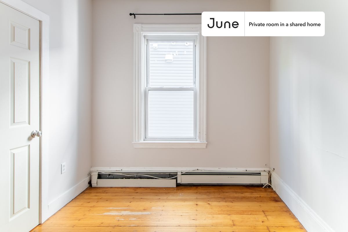 

PLEASE NOTE: This is a private room in a shared apartment. You will have your own bedroom and shared common areas (kitchen, bathroom, etc.) with other residents.

Twin bedroom in a 5 bedroom / 1 bathroom apartment!

Check out 3D tour now:  https://jnhm.es/88Z

This  Twin room in Mission Hill  is available on a 12 month lease or a flexible short term (31 to 364 days) lease. You pick your custom start and end date. Monthly rent rate is determined by furnishing preference, move-in date and move-out date. Speak to a June representative for recommendations on the best stay duration for the lowest rate, and learn more about this home on the June website:  https://jnhm.es/61h

Amenities of this home:   Dishwasher,    Furnished Common Areas,    Wi-Fi - Paid separately (High-Speed),    Guarantors Allowed,          Laundry - Paid separately (in building),    Hardwood Flooring,    Microwave,    Oven,    Refrigerator,   also, this unit is conveniently located, several local parks, restaurants and bars are just minutes away.

About June Homes: Welcome to the easiest rental experience of your life. Rent furnished or unfurnished apartments on a 12 month lease or a flexible short term (31 to 364 days). As a resident, you’ll have access to 24/7 support and monthly cleanings of the home’s shared spaces. Sign up now to apply online for your next home with June: https://jnhm.es/sign-roomi

Brokers welcome! Contact us for more details.

Interested? Kindly note that the minimum stay duration would be 31 days. 

Use this listing ID when speaking to June team:  #1068 D