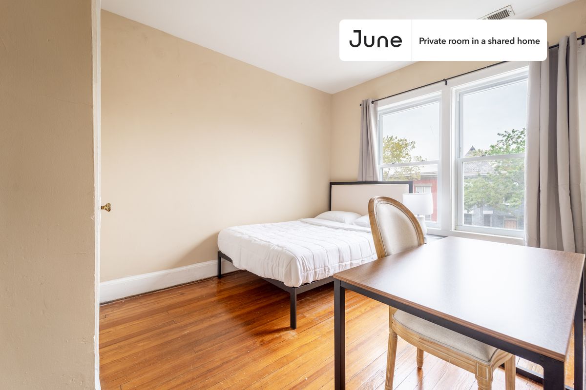 

Full bedroom in a 3 bedroom / 1 bathroom apartment!

Check out 3D tour now:  https://jnhm.es/8aH

This  Full room in Columbia Heights  is available on a flexible 1-18 month lease. Monthly rent rate is determined by furnishing preference, move-in date and move-out date. Speak to a June representative for recommendations on the best stay duration for the lowest rate, and learn more about this home on the June website:  https://jnhm.es/6mP

Amenities of this home:   Furnished Common Areas,    Wi-Fi - Paid separately (High-Speed),    Outdoor space,    Guarantors Allowed,       32-inch Flat-Screen TV,    Dining area,    Street parking,    Laundry in home (free),       Dishwasher,    Living area,    Hardwood Flooring,    Microwave,    Oven,    Refrigerator,   also, this unit is conveniently located, several local parks, restaurants and bars are just minutes away.

About June Homes: Welcome to the easiest rental experience of your life. Rent furnished or unfurnished apartments for 1 - 18 months, bypass hidden costs and broker fees and enjoy an easy move-in. As a resident, you’ll have access to 24/7 support and monthly cleanings of the home’s shared spaces. Sign up now to apply online for your next home with June: https://jnhm.es/sign-roomi

Interested? Kindly note that the minimum stay duration would be 31 days. 

Use this listing ID when speaking to June team:  #1560 B