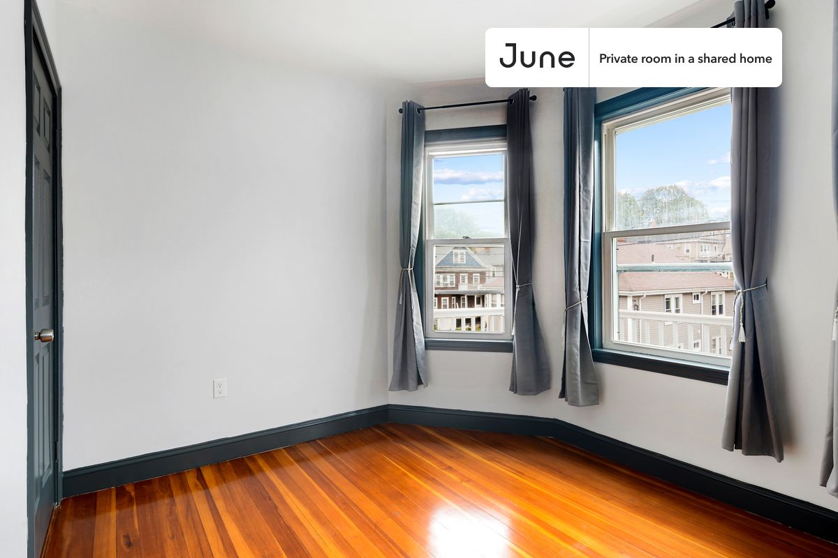 

PLEASE NOTE: This is a private room in a shared apartment. You will have your own bedroom and shared common areas (kitchen, bathroom, etc.) with other residents.

Queen bedroom in a 4 bedroom / 2 bathroom apartment!

Check out 3D tour now:  https://jnhm.es/TW

This  Queen room in Brighton  is available on a 12 month lease or a flexible short term (31 to 364 days) lease. You pick your custom start and end date. Monthly rent rate is determined by furnishing preference, move-in date and move-out date. Speak to a June representative for recommendations on the best stay duration for the lowest rate, and learn more about this home on the June website:  https://jnhm.es/5C3

Amenities of this home:   Dishwasher,    Furnished Common Areas,    Wi-Fi - Paid separately (High-Speed),    Guarantors Allowed,       32-inch Flat-Screen TV,    Paid parking,    Laundry in home (free),       Hardwood Flooring,    Microwave,    Oven,    Refrigerator,    Air Conditioning | HVAC,   also, this unit is conveniently located, several local parks, restaurants and bars are just minutes away.

About June Homes: Welcome to the easiest rental experience of your life. Rent furnished or unfurnished apartments on a 12 month lease or a flexible short term (31 to 364 days). As a resident, you’ll have access to 24/7 support and monthly cleanings of the home’s shared spaces. Sign up now to apply online for your next home with June: https://jnhm.es/sign-roomi

Brokers welcome! Contact us for more details.

Interested? Kindly note that the minimum stay duration would be 31 days. 

Use this listing ID when speaking to June team:  #575 D