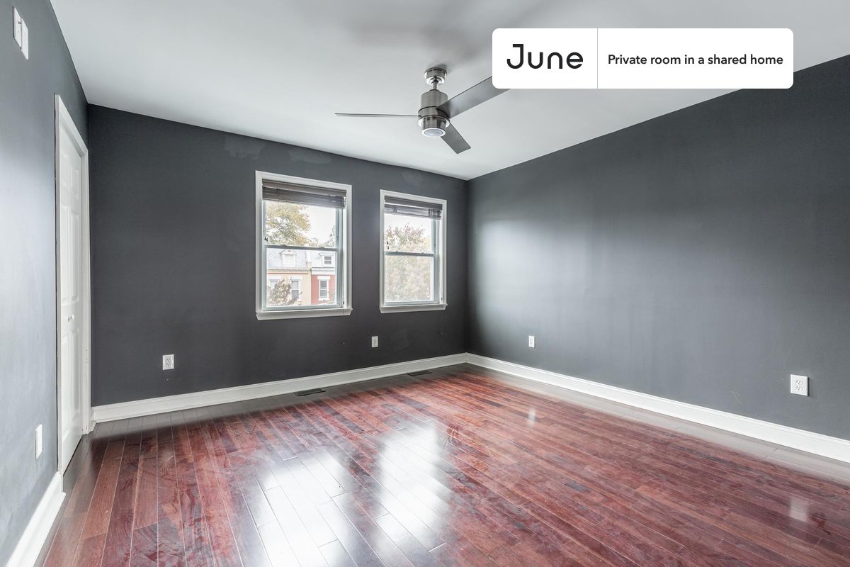 

Queen bedroom in a 4 bedroom / 2.5 bathroom apartment!

Check out 3D tour now:  https://jnhm.es/8bK

This  Queen room in Bloomingdale  is available on a flexible 1-18 month lease. Monthly rent rate is determined by furnishing preference, move-in date and move-out date. Speak to a June representative for recommendations on the best stay duration for the lowest rate, and learn more about this home on the June website:  https://jnhm.es/6pO

Amenities of this home:   Dishwasher,    Patio,    Furnished Common Areas,    Wi-Fi - Paid separately (High-Speed),    Guarantors Allowed,       Decorative fireplace,    32-inch Flat-Screen TV,    Dining area,    Paid parking,    Laundry in home (free),       Living area,    Hardwood Flooring,    Microwave,    Oven,    Refrigerator,   also, this unit is conveniently located, several local parks, restaurants and bars are just minutes away.

About June Homes: Welcome to the easiest rental experience of your life. Rent furnished or unfurnished apartments for 1 - 18 months, bypass hidden costs and broker fees and enjoy an easy move-in. As a resident, you’ll have access to 24/7 support and monthly cleanings of the home’s shared spaces. Sign up now to apply online for your next home with June: https://jnhm.es/sign-roomi

Interested? Kindly note that the minimum stay duration would be 31 days. 

Use this listing ID when speaking to June team:  #1615 D
