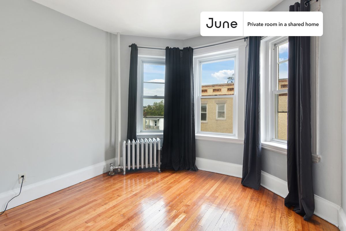 

PLEASE NOTE: This is a private room in a shared apartment. You will have your own bedroom and shared common areas (kitchen, bathroom, etc.) with other residents.

Queen bedroom in a 4 bedroom / 1 bathroom apartment!

Check out 3D tour now:  https://jnhm.es/V3

This  Queen room in Allston  is available on a 12 month lease or a flexible short term (31 to 364 days) lease. You pick your custom start and end date. Monthly rent rate is determined by furnishing preference, move-in date and move-out date. Speak to a June representative for recommendations on the best stay duration for the lowest rate, and learn more about this home on the June website:  https://jnhm.es/5Cn

Amenities of this home:   Furnished Common Areas,    Wi-Fi - Paid separately (High-Speed),    Guarantors Allowed,       32-inch Flat-Screen TV,       Street parking - City permit required,    Laundry - Paid separately (in building),    Hardwood Flooring,    Microwave,    Oven,    Refrigerator,   also, this unit is conveniently located, several local parks, restaurants and bars are just minutes away.

About June Homes: Welcome to the easiest rental experience of your life. Rent furnished or unfurnished apartments on a 12 month lease or a flexible short term (31 to 364 days). As a resident, you’ll have access to 24/7 support and monthly cleanings of the home’s shared spaces. Sign up now to apply online for your next home with June: https://jnhm.es/sign-roomi

Brokers welcome! Contact us for more details.

Interested? Kindly note that the minimum stay duration would be 31 days. 

Use this listing ID when speaking to June team:  #584 C