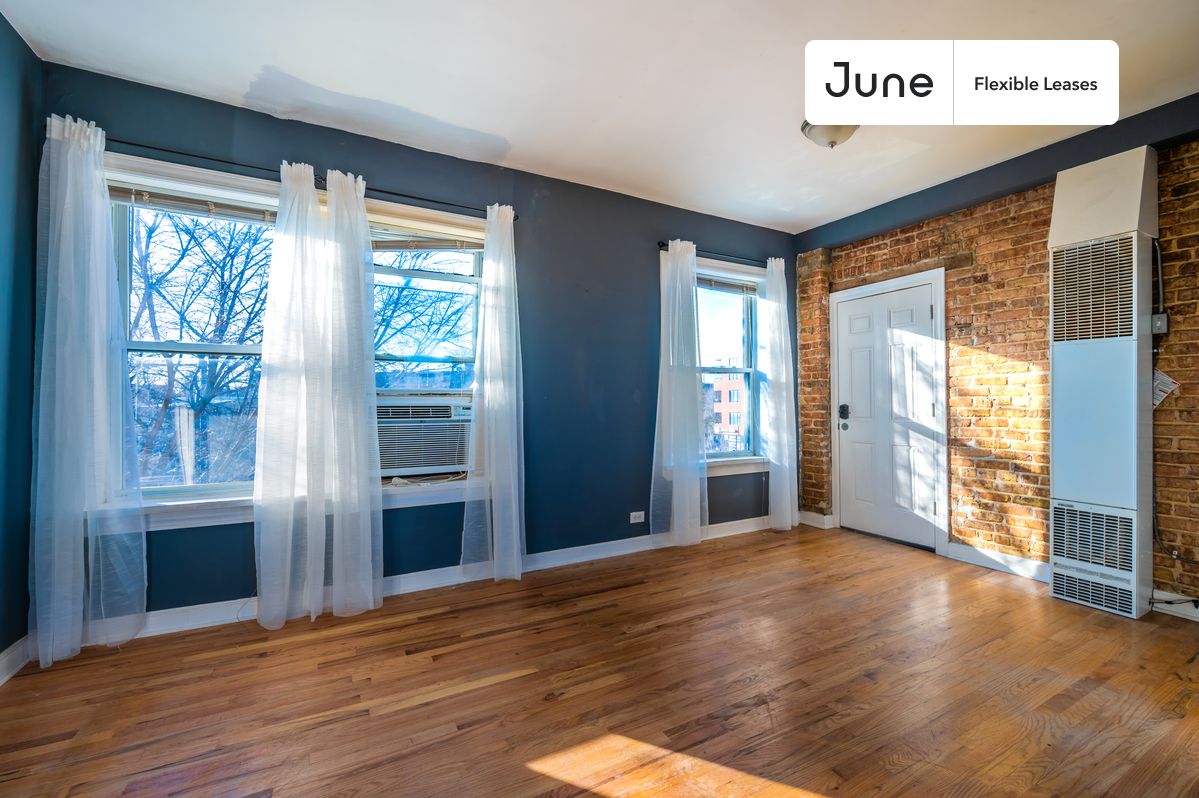 

1 bedroom in Bucktown on flexible lease terms.

Check out 3D tour now:  https://jnhm.es/8cy

This  1 bedroom apartment on the Bucktown  is available on a flexible 1-18 month lease. Monthly rent rate is determined by furnishing preference, move-in date and move-out date. Speak to a June representative for recommendations on the best stay duration for the lowest rate, and learn more about this home on the June website:     https://jnhm.es/6mJ

Amenities of this home:   Wi-Fi - Paid separately (High-Speed),    Guarantors Allowed,       Couple-Friendly,    Street parking,    Laundry - Paid separately (in building),       Hardwood Flooring,    Microwave,    Oven,    Refrigerator,   also, this unit is conveniently located, several local parks, restaurants and bars are just minutes away.

About June Homes: Welcome to the easiest rental experience of your life. Rent furnished or unfurnished apartments for 1 - 18 months, bypass hidden costs and broker fees and enjoy an easy move-in. As a resident, you’ll have access to 24/7 support and monthly cleanings of the home’s shared spaces. Sign up now to apply online for your next home with June: https://jnhm.es/sign-roomi

Interested? Kindly note that the minimum stay duration would be 32 days. 

Use this listing ID when speaking to June team:  #1558