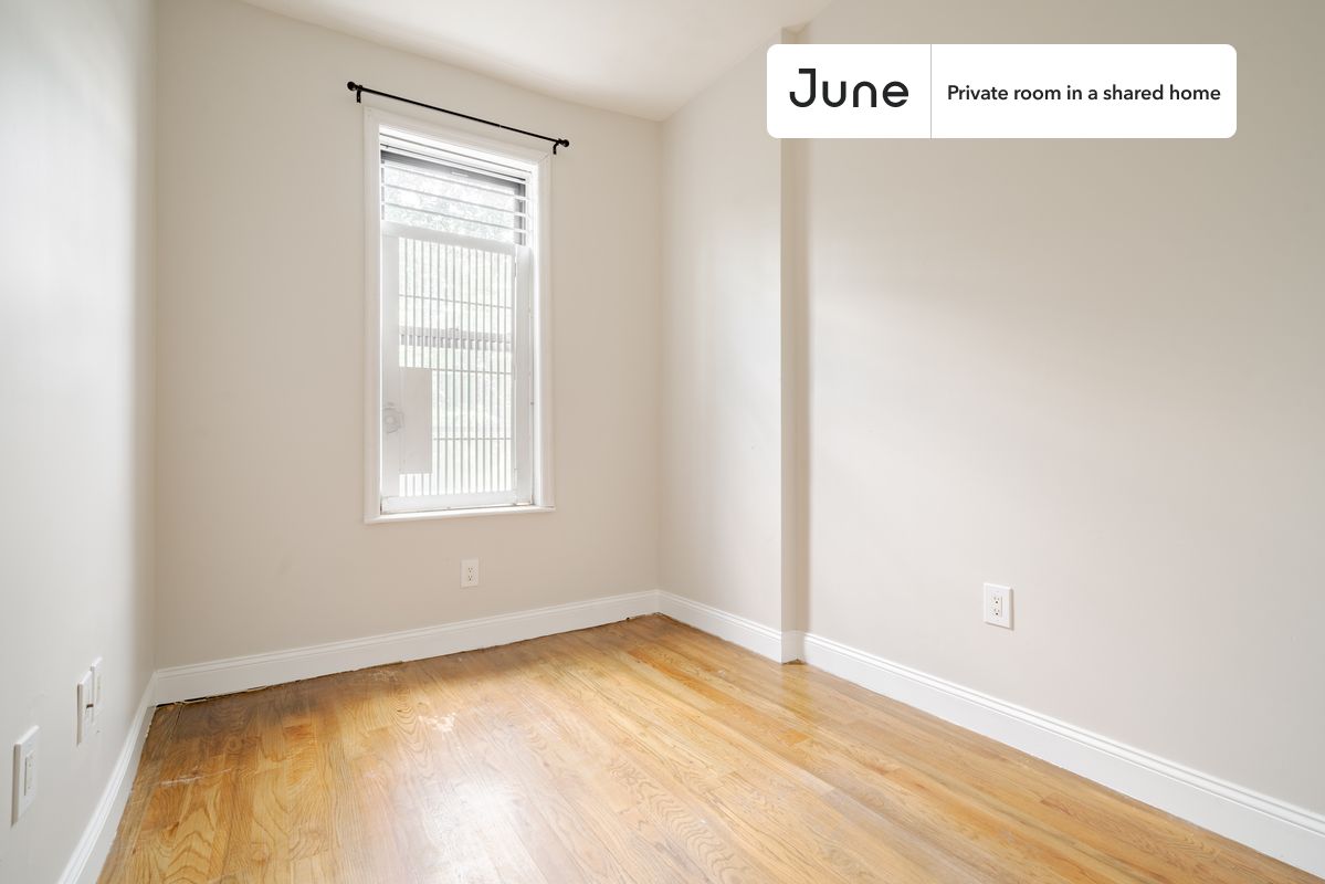PLEASE NOTE: This is a private room in a shared apartment. You will have your own bedroom and shared common areas (kitchen, bathroom, etc.) with other residents.
Full bedroom in a 4 bedroom / 1 bathroom apartment!
Check out 3D tour now: https://jnhm.es/86X
This Full room in Crown Heights is available on a 12 month lease or a flexible short term (31 to 364 days) lease. You pick your custom start and end date. Monthly rent rate is determined by furnishing preference, move-in date and move-out date. Speak to a June representative for recommendations on the best stay duration for the lowest rate, and learn more about this home on the June website: https://jnhm.es/6fe
Amenities of this home: Street parking - City permit required, Laundry - Paid separately (in building), Dishwasher, Furnished Common Areas, Wi-Fi - Paid separately (High-Speed), Guarantors Allowed, Wall-Mounted TV, Hardwood Flooring, Microwave, Oven, Refrigerator, also, this unit is conveniently located, several local parks, restaurants and bars are just minutes away.
About June Homes: Welcome to the easiest rental experience of your life. Rent furnished or unfurnished apartments on a 12 month lease or a flexible short term (31 to 364 days). As a resident, you’ll have access to 24/7 support and monthly cleanings of the home’s shared spaces. Sign up now to apply online for your next home with June: https://jnhm.es/sign-roomi
Brokers welcome! Contact us for more details.
Interested? Use this listing ID when speaking to June team: #1382 D