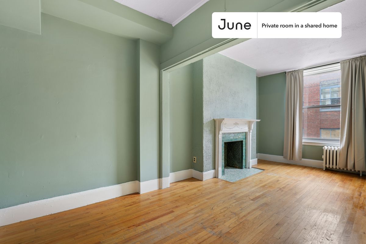 

Full bedroom in a 5 bedroom / 2 bathroom apartment!

Check out 3D tour now:  https://jnhm.es/Rh

This  Full room in Allston  is available on a flexible 1-18 month lease. Monthly rent rate is determined by furnishing preference, move-in date and move-out date. Speak to a June representative for recommendations on the best stay duration for the lowest rate, and learn more about this home on the June website:  https://jnhm.es/5wu

Amenities of this home:   Smart lock,       Laundry - Paid separately (in building),    32-inch Flat-Screen TV,       Guarantors Allowed,    Wi-Fi - Paid separately (High-Speed),    Furnished Common Areas,    Dishwasher,    Portable AC (Common space),    Hardwood Flooring,    Microwave,    Oven,    Refrigerator,   also, this unit is conveniently located, several local parks, restaurants and bars are just minutes away.

About June Homes: Welcome to the easiest rental experience of your life. Rent furnished or unfurnished apartments for 1 - 18 months, bypass hidden costs and broker fees and enjoy an easy move-in. As a resident, you’ll have access to 24/7 support and monthly cleanings of the home’s shared spaces. Sign up now to apply online for your next home with June: https://jnhm.es/sign-roomi

Interested? Kindly note that the minimum stay duration would be 31 days. 

Use this listing ID when speaking to June team:  #457 A