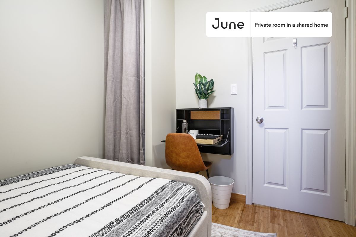 PLEASE NOTE: This is a private room in a shared apartment. You will have your own bedroom and shared common areas (kitchen, bathroom, etc.) with other residents.
Full bedroom in a 3 bedroom / 1 bathroom apartment!
Check out 3D tour now: https://jnhm.es/PR
This Full room in Hell's Kitchen is available on a 12 month lease or a flexible short term (31 to 364 days) lease. You pick your custom start and end date. Monthly rent rate is determined by furnishing preference, move-in date and move-out date. Speak to a June representative for recommendations on the best stay duration for the lowest rate, and learn more about this home on the June website: https://jnhm.es/DC
Amenities of this home: Dishwasher, Furnished Common Areas, Wi-Fi - Paid separately (High-Speed), Guarantors Allowed, 32-inch Flat-Screen TV, Smart lock, Hardwood Flooring, Microwave, Oven, Refrigerator, also, this unit is conveniently located, several local parks, restaurants and bars are just minutes away.
About June Homes: Welcome to the easiest rental experience of your life. Rent furnished or unfurnished apartments on a 12 month lease or a flexible short term (31 to 364 days). As a resident, you’ll have access to 24/7 support and monthly cleanings of the home’s shared spaces. Sign up now to apply online for your next home with June: https://jnhm.es/sign-roomi
Brokers welcome! Contact us for more details.
Interested? Use this listing ID when speaking to June team: #216 A