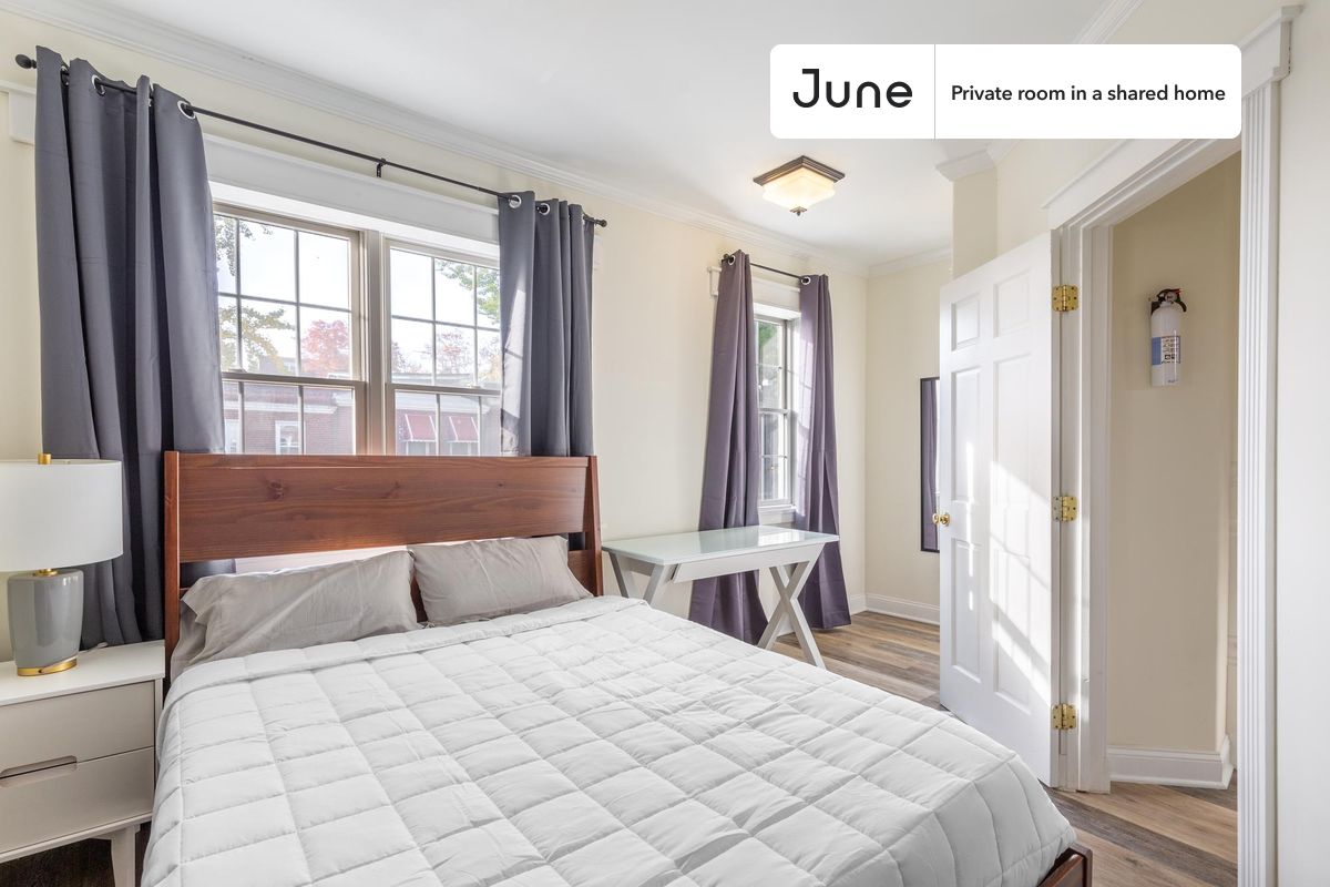 

PLEASE NOTE: This is a private room in a shared apartment. You will have your own bedroom and shared common areas (kitchen, bathroom, etc.) with other residents.

Queen bedroom in a 2 bedroom / 2 bathroom apartment!

Check out 3D tour now:  https://jnhm.es/8c2

This  Queen room in Edgewood  is available on a 12 month lease or a flexible short term (31 to 364 days) lease. You pick your custom start and end date. Monthly rent rate is determined by furnishing preference, move-in date and move-out date. Speak to a June representative for recommendations on the best stay duration for the lowest rate, and learn more about this home on the June website:  https://jnhm.es/6oK

Amenities of this home:   Dishwasher,    Furnished Common Areas,    Wi-Fi - Paid separately (High-Speed),    Guarantors Allowed,       Roof deck,    32-inch Flat-Screen TV,    Couple-Friendly,       Laundry in building (free),    Living area,    Hardwood Flooring,    Microwave,    Oven,    Refrigerator,    Air Conditioning | HVAC,   also, this unit is conveniently located, several local parks, restaurants and bars are just minutes away.

About June Homes: Welcome to the easiest rental experience of your life. Rent furnished or unfurnished apartments on a 12 month lease or a flexible short term (31 to 364 days). As a resident, you’ll have access to 24/7 support and monthly cleanings of the home’s shared spaces. Sign up now to apply online for your next home with June: https://jnhm.es/sign-roomi

Brokers welcome! Contact us for more details.

Interested? Kindly note that the minimum stay duration would be 31 days. 

Use this listing ID when speaking to June team:  #1596 A