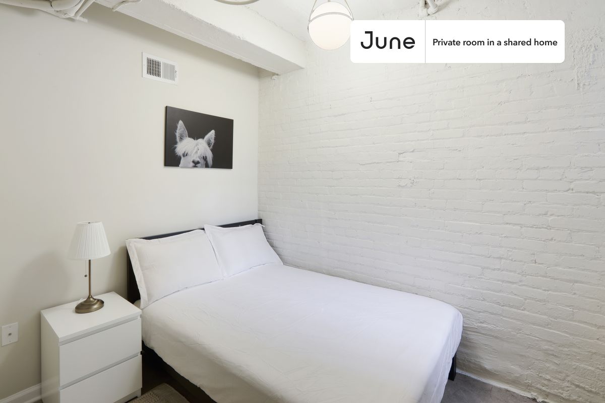 

PLEASE NOTE: This is a private room in a shared apartment. You will have your own bedroom and shared common areas (kitchen, bathroom, etc.) with other residents.

Full bedroom in a 5 bedroom / 2 bathroom apartment!

Check out 3D tour now:  https://jnhm.es/10a

This  Full room in Dupont Circle  is available on a 12 month lease or a flexible short term (31 to 364 days) lease. You pick your custom start and end date. Monthly rent rate is determined by furnishing preference, move-in date and move-out date. Speak to a June representative for recommendations on the best stay duration for the lowest rate, and learn more about this home on the June website:  https://jnhm.es/5RI

Amenities of this home:   Dishwasher,    Furnished Common Areas,    Wi-Fi - Paid separately (High-Speed),    Guarantors Allowed,       Central AC (Common space),    Street parking - City permit required,       Laundry in building (free),    Wall-Mounted TV,    Hardwood Flooring,    Microwave,    Oven,    Refrigerator,   also, this unit is conveniently located, several local parks, restaurants and bars are just minutes away.

About June Homes: Welcome to the easiest rental experience of your life. Rent furnished or unfurnished apartments on a 12 month lease or a flexible short term (31 to 364 days). As a resident, you’ll have access to 24/7 support and monthly cleanings of the home’s shared spaces. Sign up now to apply online for your next home with June: https://jnhm.es/sign-roomi

Brokers welcome! Contact us for more details.

Interested? Kindly note that the minimum stay duration would be 31 days. 

Use this listing ID when speaking to June team:  #913 A
