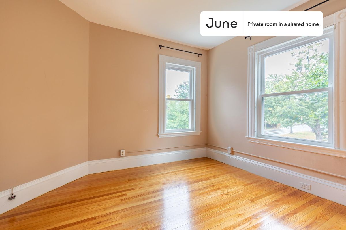 Full bedroom in a 6 bedroom / 2 bathroom apartment!
Check out 3D tour now: https://jnhm.es/89I
This Full room in Brighton is available on a flexible 1-18 month lease. Monthly rent rate is determined by furnishing preference, move-in date and move-out date. Speak to a June representative for recommendations on the best stay duration for the lowest rate, and learn more about this home on the June website: https://jnhm.es/6bo
Amenities of this home: Dishwasher, Furnished Common Areas, Wi-Fi - Paid separately (High-Speed), Guarantors Allowed, Decorative fireplace, 32-inch Flat-Screen TV, Paid parking, Laundry - Paid separately (in building), Front porch, Hardwood Flooring, Microwave, Oven, Refrigerator, also, this unit is conveniently located, several local parks, restaurants and bars are just minutes away.
About June Homes: Welcome to the easiest rental experience of your life. Rent furnished or unfurnished apartments for 1 - 18 months, bypass hidden costs and broker fees and enjoy an easy move-in. As a resident, you’ll have access to 24/7 support and monthly cleanings of the home’s shared spaces. Sign up now to apply online for your next home with June: https://jnhm.es/sign-roomi
Interested? Kindly note that the minimum stay duration would be 31 days.
Use this listing ID when speaking to June team: #1301 D