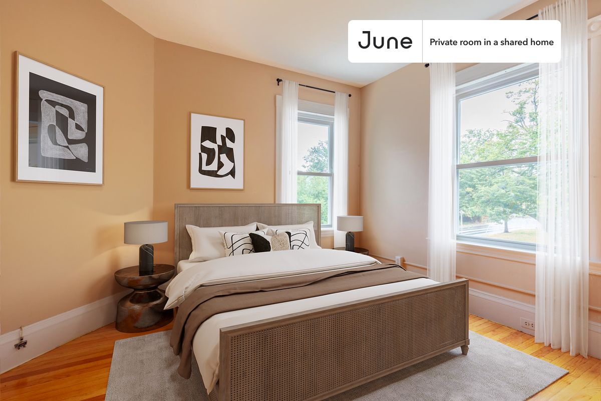 Full bedroom in a 6 bedroom / 2 bathroom apartment!
Check out 3D tour now: https://jnhm.es/89I
This Full room in Brighton is available on a flexible 1-18 month lease. Monthly rent rate is determined by furnishing preference, move-in date and move-out date. Speak to a June representative for recommendations on the best stay duration for the lowest rate, and learn more about this home on the June website: https://jnhm.es/6bo
Amenities of this home: Dishwasher, Furnished Common Areas, Wi-Fi - Paid separately (High-Speed), Guarantors Allowed, Decorative fireplace, 32-inch Flat-Screen TV, Paid parking, Laundry - Paid separately (in building), Front porch, Hardwood Flooring, Microwave, Oven, Refrigerator, also, this unit is conveniently located, several local parks, restaurants and bars are just minutes away.
About June Homes: Welcome to the easiest rental experience of your life. Rent furnished or unfurnished apartments for 1 - 18 months, bypass hidden costs and broker fees and enjoy an easy move-in. As a resident, you’ll have access to 24/7 support and monthly cleanings of the home’s shared spaces. Sign up now to apply online for your next home with June: https://jnhm.es/sign-roomi
Interested? Kindly note that the minimum stay duration would be 31 days.
Use this listing ID when speaking to June team: #1301 D