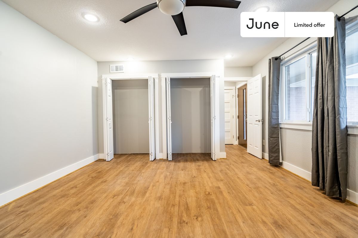 

Queen bedroom in a 5 bedroom / 2 bathroom apartment!

Check out 3D tour now:  https://jnhm.es/YW

This  Queen room in Westgate  is available on a flexible 1-18 month lease. Monthly rent rate is determined by furnishing preference, move-in date and move-out date. Speak to a June representative for recommendations on the best stay duration for the lowest rate, and learn more about this home on the June website:  https://jnhm.es/5MR

Amenities of this home:   Dishwasher,    Furnished Common Areas,    Wi-Fi - Paid separately (High-Speed),    Guarantors Allowed,       32-inch Flat-Screen TV,    Central AC (Common space),    Laundry in home (free),       Enclosed backyard,    Garage parking (free),    Hardwood Flooring,    Microwave,    Oven,    Refrigerator,   also, this unit is conveniently located, several local parks, restaurants and bars are just minutes away.

About June Homes: Welcome to the easiest rental experience of your life. Rent furnished or unfurnished apartments for 1 - 18 months, bypass hidden costs and broker fees and enjoy an easy move-in. As a resident, you’ll have access to 24/7 support and monthly cleanings of the home’s shared spaces. Sign up now to apply online for your next home with June: https://jnhm.es/sign-roomi

Interested? Use this listing ID when speaking to June team:  #813 A