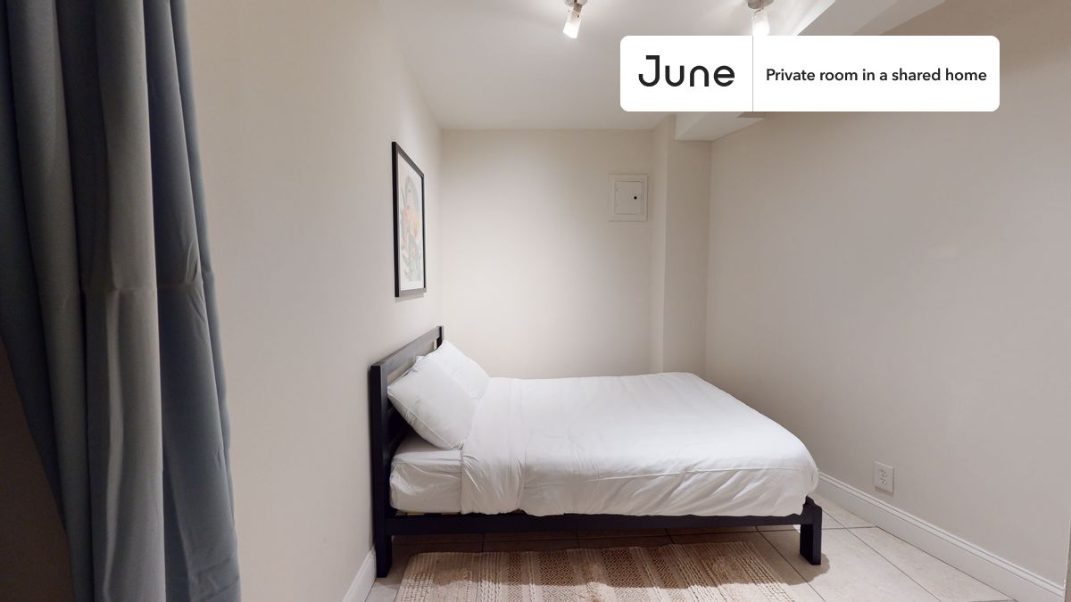 Queen bedroom in a 3 bedroom / 1.5 bathroom apartment!
Check out 3D tour now: https://jnhm.es/8dK
This Queen room in Upper East Side is available on a flexible 1-18 month lease. Monthly rent rate is determined by furnishing preference, move-in date and move-out date. Speak to a June representative for recommendations on the best stay duration for the lowest rate, and learn more about this home on the June website: https://jnhm.es/5xx
Amenities of this home: Dishwasher, Patio, Furnished Common Areas, Wi-Fi - Paid separately (High-Speed), Guarantors Allowed, 32-inch Flat-Screen TV, Central AC (Common space), Hardwood Flooring, Microwave, Oven, Refrigerator, also, this unit is conveniently located, several local parks, restaurants and bars are just minutes away.
About June Homes: Welcome to the easiest rental experience of your life. Rent furnished or unfurnished apartments for 1 - 18 months, bypass hidden costs and broker fees and enjoy an easy move-in. As a resident, you’ll have access to 24/7 support and monthly cleanings of the home’s shared spaces. Sign up now to apply online for your next home with June: https://jnhm.es/sign-roomi
Interested? Use this listing ID when speaking to June team: #478 D