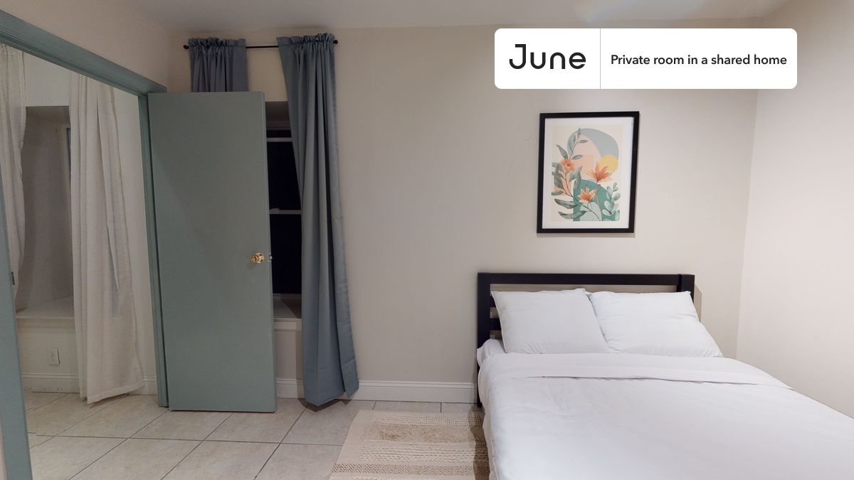 Queen bedroom in a 3 bedroom / 1.5 bathroom apartment!
Check out 3D tour now: https://jnhm.es/8dK
This Queen room in Upper East Side is available on a flexible 1-18 month lease. Monthly rent rate is determined by furnishing preference, move-in date and move-out date. Speak to a June representative for recommendations on the best stay duration for the lowest rate, and learn more about this home on the June website: https://jnhm.es/5xx
Amenities of this home: Dishwasher, Patio, Furnished Common Areas, Wi-Fi - Paid separately (High-Speed), Guarantors Allowed, 32-inch Flat-Screen TV, Central AC (Common space), Hardwood Flooring, Microwave, Oven, Refrigerator, also, this unit is conveniently located, several local parks, restaurants and bars are just minutes away.
About June Homes: Welcome to the easiest rental experience of your life. Rent furnished or unfurnished apartments for 1 - 18 months, bypass hidden costs and broker fees and enjoy an easy move-in. As a resident, you’ll have access to 24/7 support and monthly cleanings of the home’s shared spaces. Sign up now to apply online for your next home with June: https://jnhm.es/sign-roomi
Interested? Use this listing ID when speaking to June team: #478 D