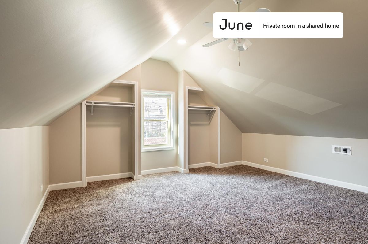 PLEASE NOTE: This is a private room in a shared apartment. You will have your own bedroom and shared common areas (kitchen, bathroom, etc.) with other residents.
Full bedroom in a 5 bedroom / 2 bathroom apartment!
Check out 3D tour now: https://jnhm.es/889
This Full room in Bucktown is available on a 12 month lease or a flexible short term (31 to 364 days) lease. You pick your custom start and end date. Monthly rent rate is determined by furnishing preference, move-in date and move-out date. Speak to a June representative for recommendations on the best stay duration for the lowest rate, and learn more about this home on the June website: https://jnhm.es/6gN
Amenities of this home: Guarantors Allowed, Wi-Fi - Paid separately (High-Speed), Furnished Common Areas, Dishwasher, Laundry in home (free), Street parking - City permit required, 32-inch Flat-Screen TV, Hardwood Flooring, Microwave, Oven, Refrigerator, also, this unit is conveniently located, several local parks, restaurants and bars are just minutes away.
About June Homes: Welcome to the easiest rental experience of your life. Rent furnished or unfurnished apartments on a 12 month lease or a flexible short term (31 to 364 days). As a resident, you’ll have access to 24/7 support and monthly cleanings of the home’s shared spaces. Sign up now to apply online for your next home with June: https://jnhm.es/sign-roomi
Brokers welcome! Contact us for more details.
Interested? Kindly note that the minimum stay duration would be 32 days.
Use this listing ID when speaking to June team: #1414 E