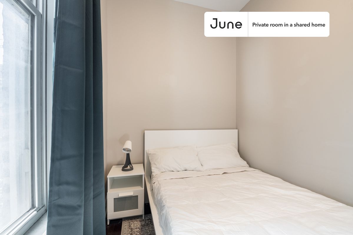 

PLEASE NOTE: This is a private room in a shared apartment. You will have your own bedroom and shared common areas (kitchen, bathroom, etc.) with other residents.

Full bedroom in a 5 bedroom / 2 bathroom apartment!

Check out 3D tour now:  https://jnhm.es/889

This  Full room in Bucktown  is available on a 12 month lease or a flexible short term (31 to 364 days) lease. You pick your custom start and end date. Monthly rent rate is determined by furnishing preference, move-in date and move-out date. Speak to a June representative for recommendations on the best stay duration for the lowest rate, and learn more about this home on the June website:  https://jnhm.es/6gL

Amenities of this home:   Guarantors Allowed,    Wi-Fi - Paid separately (High-Speed),    Furnished Common Areas,    Dishwasher,       Laundry in home (free),    Street parking - City permit required,    32-inch Flat-Screen TV,       Hardwood Flooring,    Microwave,    Oven,    Refrigerator,   also, this unit is conveniently located, several local parks, restaurants and bars are just minutes away.

About June Homes: Welcome to the easiest rental experience of your life. Rent furnished or unfurnished apartments on a 12 month lease or a flexible short term (31 to 364 days). As a resident, you’ll have access to 24/7 support and monthly cleanings of the home’s shared spaces. Sign up now to apply online for your next home with June: https://jnhm.es/sign-roomi

Brokers welcome! Contact us for more details.

Interested? Kindly note that the minimum stay duration would be 32 days. 

Use this listing ID when speaking to June team:  #1414 C