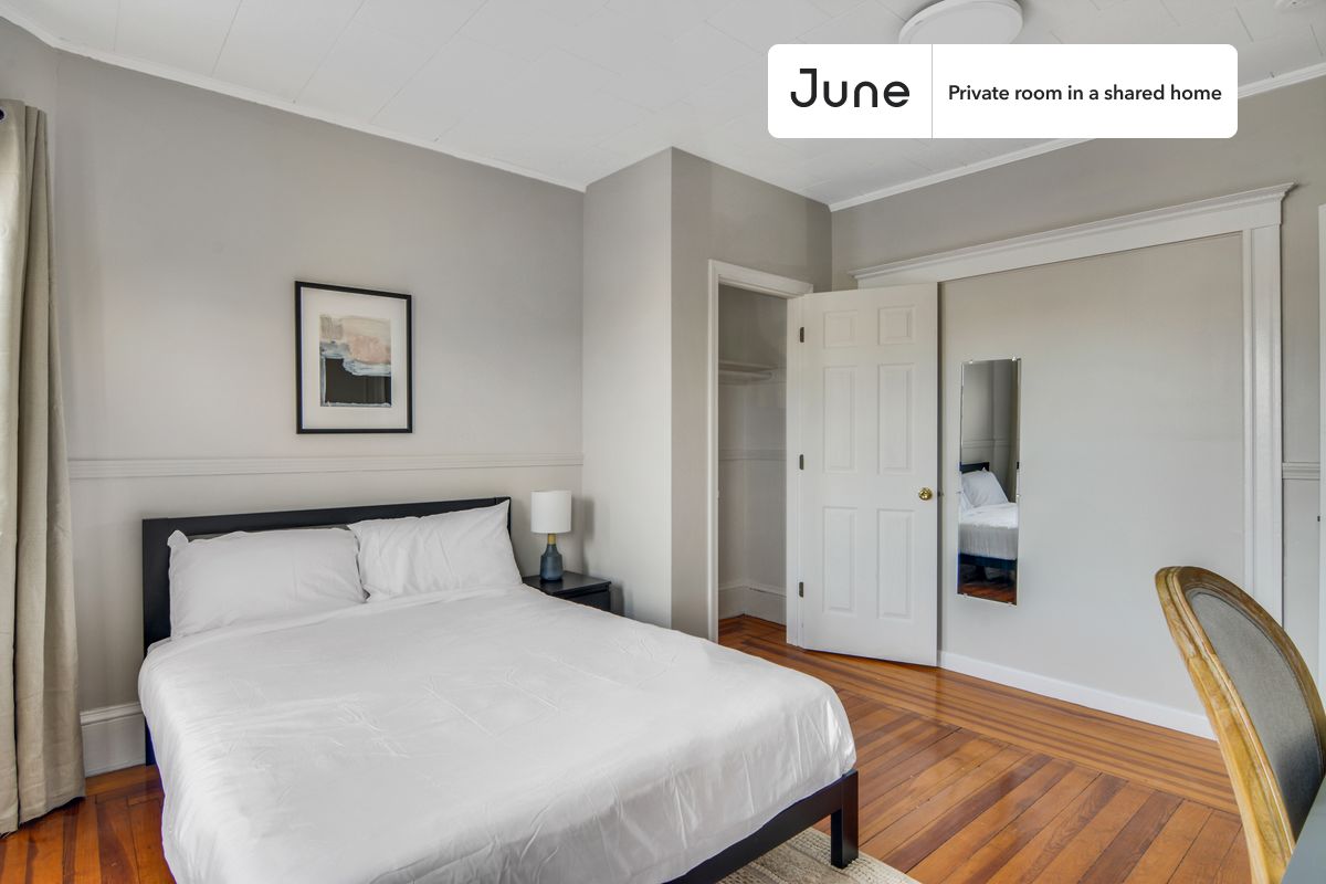

PLEASE NOTE: This is a private room in a shared apartment. You will have your own bedroom and shared common areas (kitchen, bathroom, etc.) with other residents.

Queen bedroom in a 3 bedroom / 1 bathroom apartment!

Check out 3D tour now:  https://jnhm.es/Yo

This  Queen room in Somerville  is available on a 12 month lease or a flexible short term (31 to 364 days) lease. You pick your custom start and end date. Monthly rent rate is determined by furnishing preference, move-in date and move-out date. Speak to a June representative for recommendations on the best stay duration for the lowest rate, and learn more about this home on the June website:  https://jnhm.es/5N7

Amenities of this home:   Dishwasher,    Furnished Common Areas,    Wi-Fi - Paid separately (High-Speed),    Guarantors Allowed,       32-inch Flat-Screen TV,       Paid parking,    Hardwood Flooring,    Microwave,    Oven,    Refrigerator,   also, this unit is conveniently located, several local parks, restaurants and bars are just minutes away.

About June Homes: Welcome to the easiest rental experience of your life. Rent furnished or unfurnished apartments on a 12 month lease or a flexible short term (31 to 364 days). As a resident, you’ll have access to 24/7 support and monthly cleanings of the home’s shared spaces. Sign up now to apply online for your next home with June: https://jnhm.es/sign-roomi

Brokers welcome! Contact us for more details.

Interested? Kindly note that the minimum stay duration would be 31 days. 

Use this listing ID when speaking to June team:  #817 A