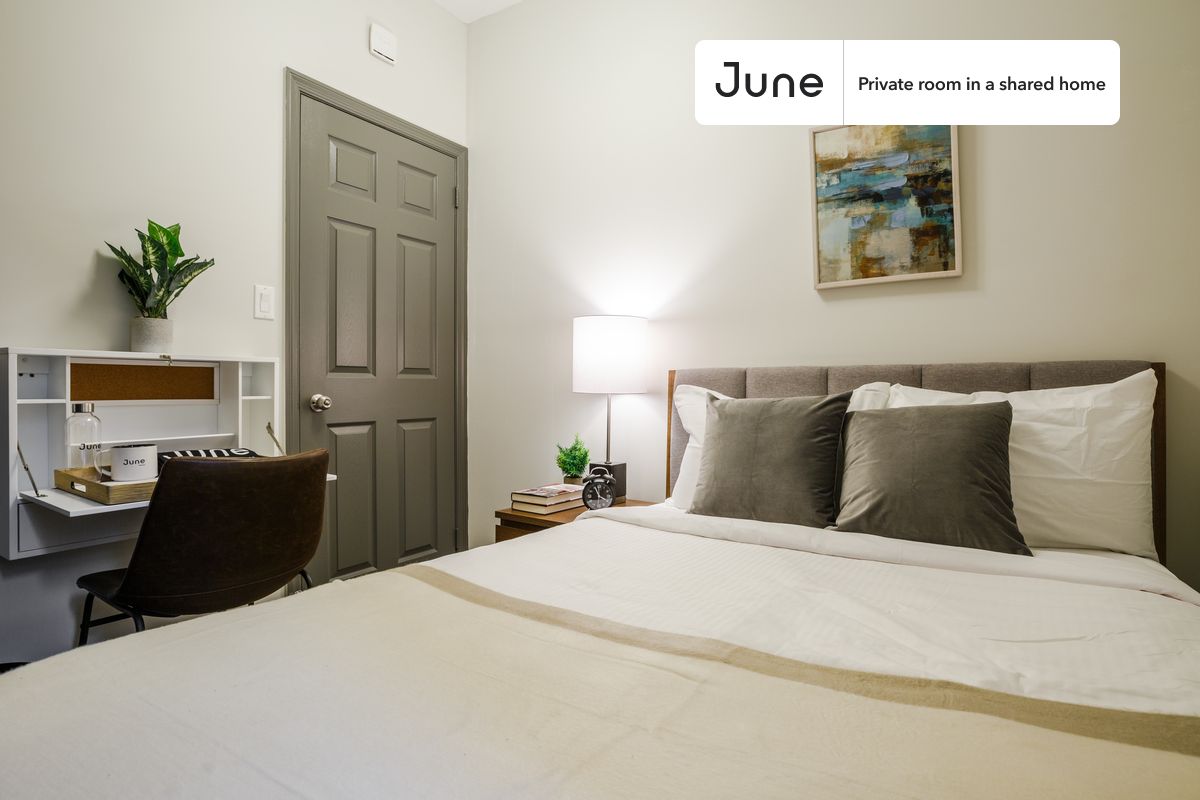 PLEASE NOTE: This is a private room in a shared apartment. You will have your own bedroom and shared common areas (kitchen, bathroom, etc.) with other residents.
Full bedroom in a 3 bedroom / 1 bathroom apartment!
Check out 3D tour now: https://jnhm.es/RD
This Full room in Hell's Kitchen is available on a 12 month lease or a flexible short term (31 to 364 days) lease. You pick your custom start and end date. Monthly rent rate is determined by furnishing preference, move-in date and move-out date. Speak to a June representative for recommendations on the best stay duration for the lowest rate, and learn more about this home on the June website: https://jnhm.es/Dm
Amenities of this home: Dishwasher, Furnished Common Areas, Wi-Fi - Paid separately (High-Speed), Guarantors Allowed, 32-inch Flat-Screen TV, Smart lock, Hardwood Flooring, Microwave, Oven, Refrigerator, also, this unit is conveniently located, several local parks, restaurants and bars are just minutes away.
About June Homes: Welcome to the easiest rental experience of your life. Rent furnished or unfurnished apartments on a 12 month lease or a flexible short term (31 to 364 days). As a resident, you’ll have access to 24/7 support and monthly cleanings of the home’s shared spaces. Sign up now to apply online for your next home with June: https://jnhm.es/sign-roomi
Brokers welcome! Contact us for more details.
Interested? Use this listing ID when speaking to June team: #210 A