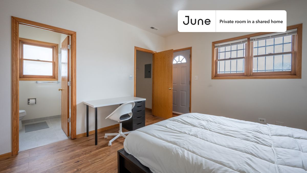 PLEASE NOTE: This is a private room in a shared apartment. You will have your own bedroom and shared common areas (kitchen, bathroom, etc.) with other residents.
Queen bedroom in a 3 bedroom / 2 bathroom apartment!
Check out 3D tour now: https://jnhm.es/8d2
This Queen room in Humboldt Park is available on a 12 month lease or a flexible short term (31 to 364 days) lease. You pick your custom start and end date. Monthly rent rate is determined by furnishing preference, move-in date and move-out date. Speak to a June representative for recommendations on the best stay duration for the lowest rate, and learn more about this home on the June website: https://jnhm.es/6sX
Amenities of this home: Dishwasher, Furnished Common Areas, Wi-Fi - Paid separately (High-Speed), Guarantors Allowed, Decorative fireplace, 32-inch Flat-Screen TV, Dining area, Street parking - City permit required, Laundry - Paid separately (in building), Living area, Hardwood Flooring, Microwave, Oven, Refrigerator, also, this unit is conveniently located, several local parks, restaurants and bars are just minutes away.
About June Homes: Welcome to the easiest rental experience of your life. Rent furnished or unfurnished apartments on a 12 month lease or a flexible short term (31 to 364 days). As a resident, you’ll have access to 24/7 support and monthly cleanings of the home’s shared spaces. Sign up now to apply online for your next home with June: https://jnhm.es/sign-roomi
Brokers welcome! Contact us for more details.
Interested? Kindly note that the minimum stay duration would be 32 days.
Use this listing ID when speaking to June team: #1675 C