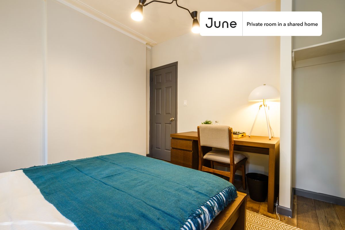 PLEASE NOTE: This is a private room in a shared apartment. You will have your own bedroom and shared common areas (kitchen, bathroom, etc.) with other residents.
Queen bedroom in a 3 bedroom / 1 bathroom apartment!
Check out 3D tour now: https://jnhm.es/59
This Queen room in Hell's Kitchen is available on a 12 month lease or a flexible short term (31 to 364 days) lease. You pick your custom start and end date. Monthly rent rate is determined by furnishing preference, move-in date and move-out date. Speak to a June representative for recommendations on the best stay duration for the lowest rate, and learn more about this home on the June website: https://jnhm.es/DB
Amenities of this home: Furnished Common Areas, Wi-Fi - Paid separately (High-Speed), Guarantors Allowed, 32-inch Flat-Screen TV, Smart lock, Hardwood Flooring, Microwave, Oven, Refrigerator, also, this unit is conveniently located, several local parks, restaurants and bars are just minutes away.
About June Homes: Welcome to the easiest rental experience of your life. Rent furnished or unfurnished apartments on a 12 month lease or a flexible short term (31 to 364 days). As a resident, you’ll have access to 24/7 support and monthly cleanings of the home’s shared spaces. Sign up now to apply online for your next home with June: https://jnhm.es/sign-roomi
Brokers welcome! Contact us for more details.
Interested? Use this listing ID when speaking to June team: #215 C