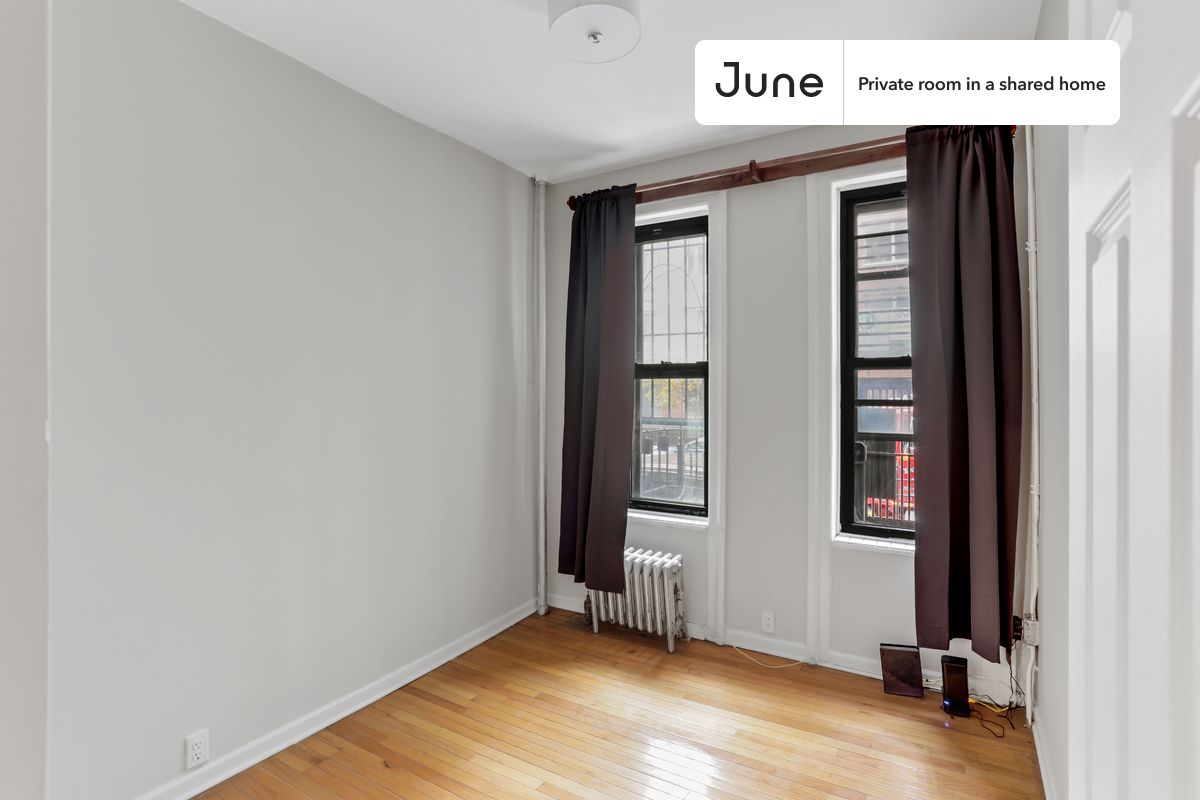 PLEASE NOTE: This is a private room in a shared apartment. You will have your own bedroom and shared common areas (kitchen, bathroom, etc.) with other residents.
Full bedroom in a 2 bedroom / 1 bathroom apartment!
Check out 3D tour now: https://jnhm.es/Yg
This Full room in Hell's Kitchen is available on a 12 month lease or a flexible short term (31 to 364 days) lease. You pick your custom start and end date. Monthly rent rate is determined by furnishing preference, move-in date and move-out date. Speak to a June representative for recommendations on the best stay duration for the lowest rate, and learn more about this home on the June website: https://jnhm.es/5Ne
Amenities of this home: Furnished Common Areas, Wi-Fi - Paid separately (High-Speed), Guarantors Allowed, Wall-Mounted TV, Hardwood Flooring, Microwave, Oven, Refrigerator, also, this unit is conveniently located, several local parks, restaurants and bars are just minutes away.
About June Homes: Welcome to the easiest rental experience of your life. Rent furnished or unfurnished apartments on a 12 month lease or a flexible short term (31 to 364 days). As a resident, you’ll have access to 24/7 support and monthly cleanings of the home’s shared spaces. Sign up now to apply online for your next home with June: https://jnhm.es/sign-roomi
Brokers welcome! Contact us for more details.
Interested? Use this listing ID when speaking to June team: #798 B