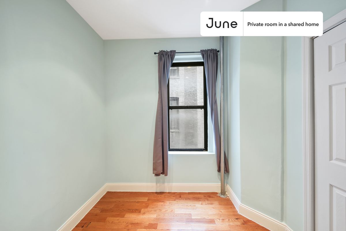 

PLEASE NOTE: This is a private room in a shared apartment. You will have your own bedroom and shared common areas (kitchen, bathroom, etc.) with other residents.

Full bedroom in a 2 bedroom / 1 bathroom apartment!

Check out 3D tour now:  https://jnhm.es/Wd

This  Full room in East Harlem  is available on a 12 month lease or a flexible short term (31 to 364 days) lease. You pick your custom start and end date. Monthly rent rate is determined by furnishing preference, move-in date and move-out date. Speak to a June representative for recommendations on the best stay duration for the lowest rate, and learn more about this home on the June website:  https://jnhm.es/5Jv

Amenities of this home:   Dishwasher,    Furnished Common Areas,    Wi-Fi - Paid separately (High-Speed),    Elevator,    Guarantors Allowed,       32-inch Flat-Screen TV,       Street parking - City permit required,    Laundry in home (free),    Hardwood Flooring,    Microwave,    Oven,    Refrigerator,   also, this unit is conveniently located, several local parks, restaurants and bars are just minutes away.

About June Homes: Welcome to the easiest rental experience of your life. Rent furnished or unfurnished apartments on a 12 month lease or a flexible short term (31 to 364 days). As a resident, you’ll have access to 24/7 support and monthly cleanings of the home’s shared spaces. Sign up now to apply online for your next home with June: https://jnhm.es/sign-roomi

Brokers welcome! Contact us for more details.

Interested? Use this listing ID when speaking to June team:  #746 B