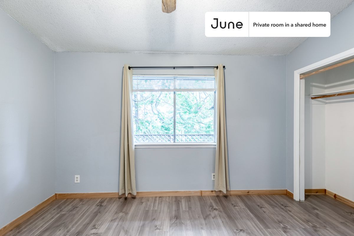 

PLEASE NOTE: This is a private room in a shared apartment. You will have your own bedroom and shared common areas (kitchen, bathroom, etc.) with other residents.

Queen bedroom in a 3 bedroom / 1.5 bathroom apartment!

Check out 3D tour now:  https://jnhm.es/84x

This  Queen room in South Manchaca  is available on a 12 month lease or a flexible short term (31 to 364 days) lease. You pick your custom start and end date. Monthly rent rate is determined by furnishing preference, move-in date and move-out date. Speak to a June representative for recommendations on the best stay duration for the lowest rate, and learn more about this home on the June website:  https://jnhm.es/687

Amenities of this home:   Dishwasher,    Furnished Common Areas,    Wi-Fi - Paid separately (High-Speed),    Guarantors Allowed,       Decorative fireplace,    32-inch Flat-Screen TV,       Driveway parking (Paid separately),    Hardwood Flooring,    Microwave,    Oven,    Refrigerator,   also, this unit is conveniently located, several local parks, restaurants and bars are just minutes away.

About June Homes: Welcome to the easiest rental experience of your life. Rent furnished or unfurnished apartments on a 12 month lease or a flexible short term (31 to 364 days). As a resident, you’ll have access to 24/7 support and monthly cleanings of the home’s shared spaces. Sign up now to apply online for your next home with June: https://jnhm.es/sign-roomi

Brokers welcome! Contact us for more details.

Interested? Use this listing ID when speaking to June team:  #1236 C