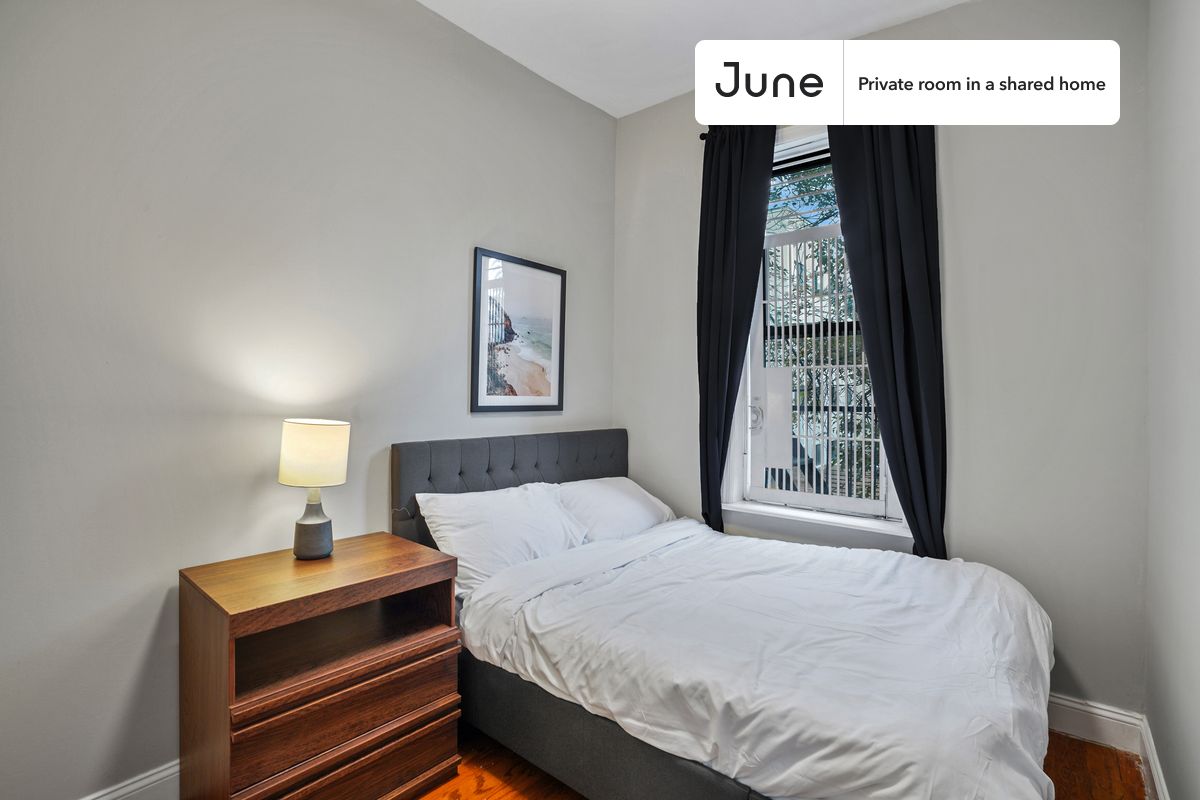PLEASE NOTE: This is a private room in a shared apartment. You will have your own bedroom and shared common areas (kitchen, bathroom, etc.) with other residents.
Queen bedroom in a 4 bedroom / 1 bathroom apartment!
Check out 3D tour now: https://jnhm.es/10F
This Queen room in Crown Heights is available on a 12 month lease or a flexible short term (31 to 364 days) lease. You pick your custom start and end date. Monthly rent rate is determined by furnishing preference, move-in date and move-out date. Speak to a June representative for recommendations on the best stay duration for the lowest rate, and learn more about this home on the June website: https://jnhm.es/5Ui
Amenities of this home: Dishwasher, Bike room, Furnished Common Areas, Wi-Fi - Paid separately (High-Speed), Guarantors Allowed, 32-inch Flat-Screen TV, Central AC (Common space), Street parking - City permit required, Laundry - Paid separately (in building), Hardwood Flooring, Microwave, Oven, Refrigerator, also, this unit is conveniently located, several local parks, restaurants and bars are just minutes away.
About June Homes: Welcome to the easiest rental experience of your life. Rent furnished or unfurnished apartments on a 12 month lease or a flexible short term (31 to 364 days). As a resident, you’ll have access to 24/7 support and monthly cleanings of the home’s shared spaces. Sign up now to apply online for your next home with June: https://jnhm.es/sign-roomi
Brokers welcome! Contact us for more details.
Interested? Use this listing ID when speaking to June team: #957 D