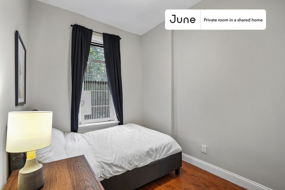 PLEASE NOTE: This is a private room in a shared apartment. You will have your own bedroom and shared common areas (kitchen, bathroom, etc.) with other residents.
Queen bedroom in a 4 bedroom / 1 bathroom apartment!
Check out 3D tour now: https://jnhm.es/10F
This Queen room in Crown Heights is available on a 12 month lease or a flexible short term (31 to 364 days) lease. You pick your custom start and end date. Monthly rent rate is determined by furnishing preference, move-in date and move-out date. Speak to a June representative for recommendations on the best stay duration for the lowest rate, and learn more about this home on the June website: https://jnhm.es/5Ui
Amenities of this home: Dishwasher, Bike room, Furnished Common Areas, Wi-Fi - Paid separately (High-Speed), Guarantors Allowed, 32-inch Flat-Screen TV, Central AC (Common space), Street parking - City permit required, Laundry - Paid separately (in building), Hardwood Flooring, Microwave, Oven, Refrigerator, also, this unit is conveniently located, several local parks, restaurants and bars are just minutes away.
About June Homes: Welcome to the easiest rental experience of your life. Rent furnished or unfurnished apartments on a 12 month lease or a flexible short term (31 to 364 days). As a resident, you’ll have access to 24/7 support and monthly cleanings of the home’s shared spaces. Sign up now to apply online for your next home with June: https://jnhm.es/sign-roomi
Brokers welcome! Contact us for more details.
Interested? Use this listing ID when speaking to June team: #957 D