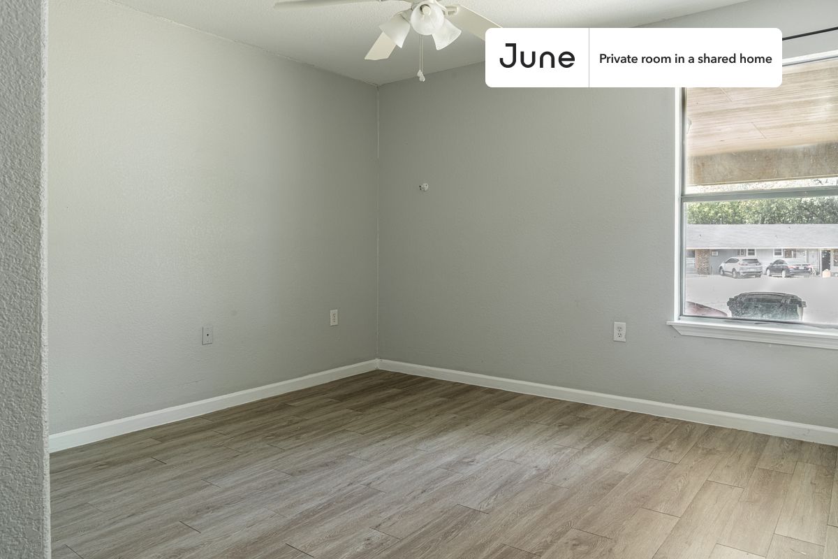 

PLEASE NOTE: This is a private room in a shared apartment. You will have your own bedroom and shared common areas (kitchen, bathroom, etc.) with other residents.

Full bedroom in a 3 bedroom / 2 bathroom apartment!

Check out 3D tour now:  https://jnhm.es/87M

This  Full room in Franklin Park  is available on a 12 month lease or a flexible short term (31 to 364 days) lease. You pick your custom start and end date. Monthly rent rate is determined by furnishing preference, move-in date and move-out date. Speak to a June representative for recommendations on the best stay duration for the lowest rate, and learn more about this home on the June website:  https://jnhm.es/6gk

Amenities of this home:   Dishwasher,    Furnished Common Areas,    Wi-Fi - Paid separately (High-Speed),    Guarantors Allowed,       32-inch Flat-Screen TV,    Street parking - City permit required,    Laundry in home (free),       Hardwood Flooring,    Microwave,    Oven,    Refrigerator,    Air Conditioning | HVAC,   also, this unit is conveniently located, several local parks, restaurants and bars are just minutes away.

About June Homes: Welcome to the easiest rental experience of your life. Rent furnished or unfurnished apartments on a 12 month lease or a flexible short term (31 to 364 days). As a resident, you’ll have access to 24/7 support and monthly cleanings of the home’s shared spaces. Sign up now to apply online for your next home with June: https://jnhm.es/sign-roomi

Brokers welcome! Contact us for more details.

Interested? Use this listing ID when speaking to June team:  #1405 B