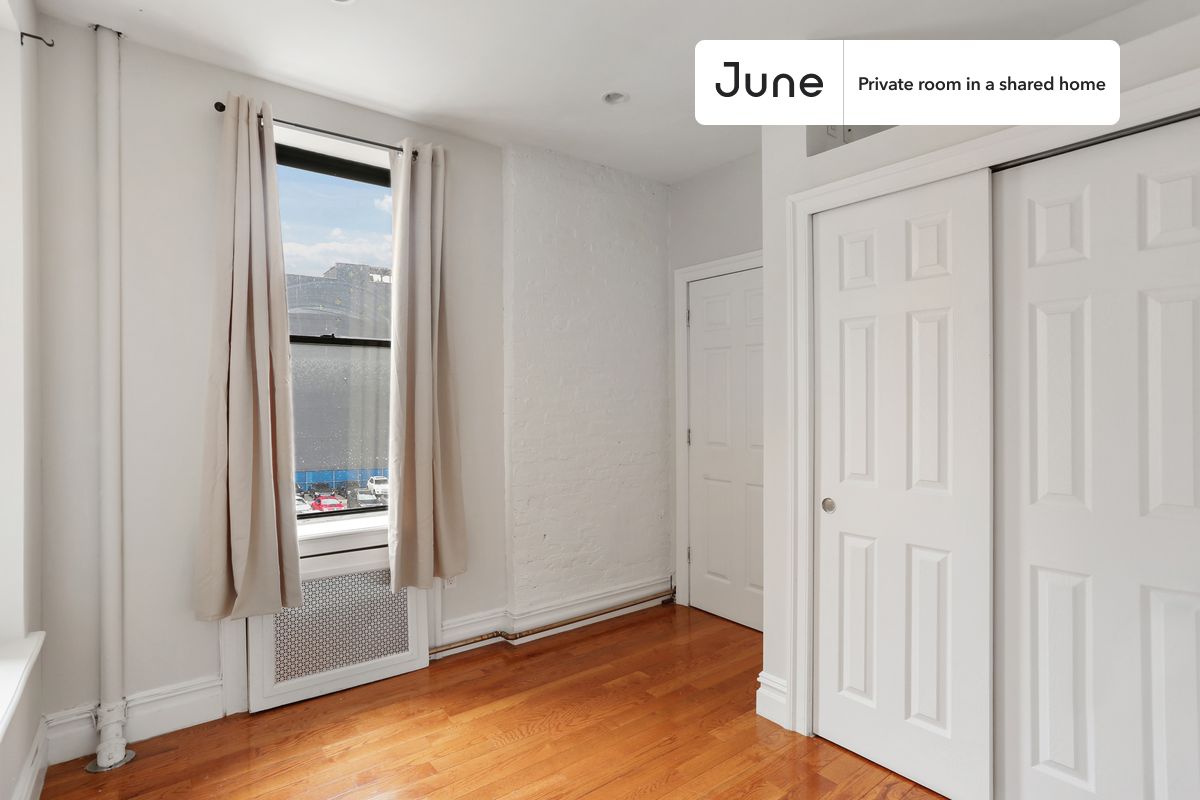 PLEASE NOTE: This is a private room in a shared apartment. You will have your own bedroom and shared common areas (kitchen, bathroom, etc.) with other residents.
Full bedroom in a 2 bedroom / 1 bathroom apartment!
Check out 3D tour now: https://jnhm.es/Wk
This Full room in Columbus Circle is available on a 12 month lease or a flexible short term (31 to 364 days) lease. You pick your custom start and end date. Monthly rent rate is determined by furnishing preference, move-in date and move-out date. Speak to a June representative for recommendations on the best stay duration for the lowest rate, and learn more about this home on the June website: https://jnhm.es/5Jc
Amenities of this home: Dishwasher, Furnished Common Areas, Wi-Fi - Paid separately (High-Speed), Guarantors Allowed, Laundry in home (free), Wall-Mounted TV, Hardwood Flooring, Microwave, Oven, Refrigerator, also, this unit is conveniently located, several local parks, restaurants and bars are just minutes away.
About June Homes: Welcome to the easiest rental experience of your life. Rent furnished or unfurnished apartments on a 12 month lease or a flexible short term (31 to 364 days). As a resident, you’ll have access to 24/7 support and monthly cleanings of the home’s shared spaces. Sign up now to apply online for your next home with June: https://jnhm.es/sign-roomi
Brokers welcome! Contact us for more details.
Interested? Use this listing ID when speaking to June team: #736 A