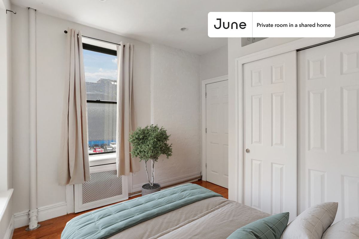 PLEASE NOTE: This is a private room in a shared apartment. You will have your own bedroom and shared common areas (kitchen, bathroom, etc.) with other residents.
Full bedroom in a 2 bedroom / 1 bathroom apartment!
Check out 3D tour now: https://jnhm.es/Wk
This Full room in Columbus Circle is available on a 12 month lease or a flexible short term (31 to 364 days) lease. You pick your custom start and end date. Monthly rent rate is determined by furnishing preference, move-in date and move-out date. Speak to a June representative for recommendations on the best stay duration for the lowest rate, and learn more about this home on the June website: https://jnhm.es/5Jc
Amenities of this home: Dishwasher, Furnished Common Areas, Wi-Fi - Paid separately (High-Speed), Guarantors Allowed, Laundry in home (free), Wall-Mounted TV, Hardwood Flooring, Microwave, Oven, Refrigerator, also, this unit is conveniently located, several local parks, restaurants and bars are just minutes away.
About June Homes: Welcome to the easiest rental experience of your life. Rent furnished or unfurnished apartments on a 12 month lease or a flexible short term (31 to 364 days). As a resident, you’ll have access to 24/7 support and monthly cleanings of the home’s shared spaces. Sign up now to apply online for your next home with June: https://jnhm.es/sign-roomi
Brokers welcome! Contact us for more details.
Interested? Use this listing ID when speaking to June team: #736 A