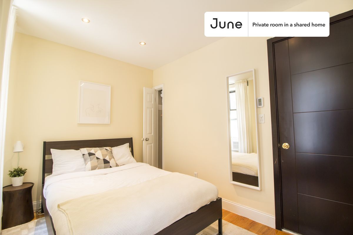 PLEASE NOTE: This is a private room in a shared apartment. You will have your own bedroom and shared common areas (kitchen, bathroom, etc.) with other residents.
Full bedroom in a 5 bedroom / 2 bathroom apartment!
Check out 3D tour now: https://jnhm.es/5I
This Full room in Upper West Side is available on a 12 month lease or a flexible short term (31 to 364 days) lease. You pick your custom start and end date. Monthly rent rate is determined by furnishing preference, move-in date and move-out date. Speak to a June representative for recommendations on the best stay duration for the lowest rate, and learn more about this home on the June website: https://jnhm.es/Lz
Amenities of this home: Dishwasher, Furnished Common Areas, Wi-Fi - Paid separately (High-Speed), Elevator, Guarantors Allowed, Dining area, Laundry in home (free), Smart lock, Courtyard, Wall-Mounted TV, Hardwood Flooring, Microwave, Oven, Refrigerator, also, this unit is conveniently located, several local parks, restaurants and bars are just minutes away.
About June Homes: Welcome to the easiest rental experience of your life. Rent furnished or unfurnished apartments on a 12 month lease or a flexible short term (31 to 364 days). As a resident, you’ll have access to 24/7 support and monthly cleanings of the home’s shared spaces. Sign up now to apply online for your next home with June: https://jnhm.es/sign-roomi
Brokers welcome! Contact us for more details.
Interested? Use this listing ID when speaking to June team: #366 D