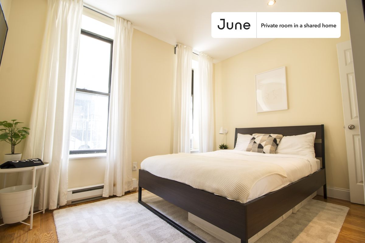 PLEASE NOTE: This is a private room in a shared apartment. You will have your own bedroom and shared common areas (kitchen, bathroom, etc.) with other residents.
Full bedroom in a 5 bedroom / 2 bathroom apartment!
Check out 3D tour now: https://jnhm.es/5I
This Full room in Upper West Side is available on a 12 month lease or a flexible short term (31 to 364 days) lease. You pick your custom start and end date. Monthly rent rate is determined by furnishing preference, move-in date and move-out date. Speak to a June representative for recommendations on the best stay duration for the lowest rate, and learn more about this home on the June website: https://jnhm.es/Lz
Amenities of this home: Dishwasher, Furnished Common Areas, Wi-Fi - Paid separately (High-Speed), Elevator, Guarantors Allowed, Dining area, Laundry in home (free), Smart lock, Courtyard, Wall-Mounted TV, Hardwood Flooring, Microwave, Oven, Refrigerator, also, this unit is conveniently located, several local parks, restaurants and bars are just minutes away.
About June Homes: Welcome to the easiest rental experience of your life. Rent furnished or unfurnished apartments on a 12 month lease or a flexible short term (31 to 364 days). As a resident, you’ll have access to 24/7 support and monthly cleanings of the home’s shared spaces. Sign up now to apply online for your next home with June: https://jnhm.es/sign-roomi
Brokers welcome! Contact us for more details.
Interested? Use this listing ID when speaking to June team: #366 D