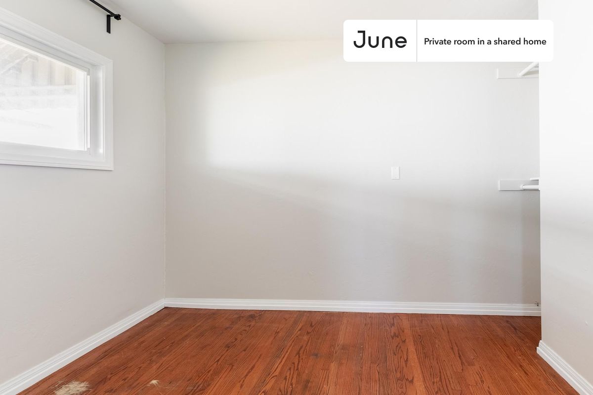 

PLEASE NOTE: This is a private room in a shared apartment. You will have your own bedroom and shared common areas (kitchen, bathroom, etc.) with other residents.

Queen bedroom in a 7 bedroom / 3 bathroom apartment!

Check out 3D tour now:  https://jnhm.es/86n

This  Queen room in College West  is available on a 12 month lease or a flexible short term (31 to 364 days) lease. You pick your custom start and end date. Monthly rent rate is determined by furnishing preference, move-in date and move-out date. Speak to a June representative for recommendations on the best stay duration for the lowest rate, and learn more about this home on the June website:  https://jnhm.es/5Y4

Amenities of this home:   Dishwasher,    Furnished Common Areas,    Wi-Fi - Paid separately (High-Speed),    Guarantors Allowed,       Central AC (Common space),    Laundry in home (free),       Enclosed backyard,    Wall-Mounted TV,    Hardwood Flooring,    Microwave,    Oven,    Refrigerator,    garage parking (paid),   also, this unit is conveniently located, several local parks, restaurants and bars are just minutes away.

About June Homes: Welcome to the easiest rental experience of your life. Rent furnished or unfurnished apartments on a 12 month lease or a flexible short term (31 to 364 days). As a resident, you’ll have access to 24/7 support and monthly cleanings of the home’s shared spaces. Sign up now to apply online for your next home with June: https://jnhm.es/sign-roomi

Brokers welcome! Contact us for more details.

Interested? Use this listing ID when speaking to June team:  #1021 D