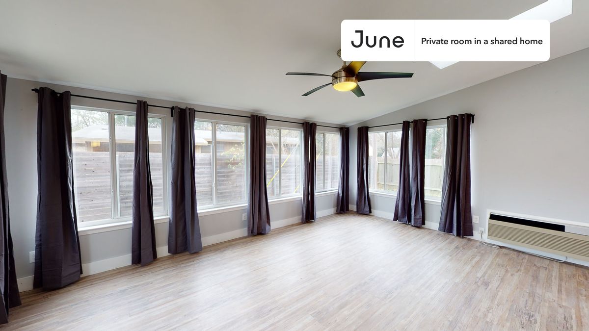 

Queen bedroom in a 5 bedroom / 2 bathroom apartment!

Check out 3D tour now:  https://jnhm.es/YW

This  Queen room in Westgate  is available on a flexible 1-18 month lease. Monthly rent rate is determined by furnishing preference, move-in date and move-out date. Speak to a June representative for recommendations on the best stay duration for the lowest rate, and learn more about this home on the June website:  https://jnhm.es/5MV

Amenities of this home:   Dishwasher,    Furnished Common Areas,    Wi-Fi - Paid separately (High-Speed),    Guarantors Allowed,       32-inch Flat-Screen TV,    Central AC (Common space),    Laundry in home (free),       Enclosed backyard,    Hardwood Flooring,    Microwave,    Oven,    Refrigerator,    garage parking (paid),   also, this unit is conveniently located, several local parks, restaurants and bars are just minutes away.

About June Homes: Welcome to the easiest rental experience of your life. Rent furnished or unfurnished apartments for 1 - 18 months, bypass hidden costs and broker fees and enjoy an easy move-in. As a resident, you’ll have access to 24/7 support and monthly cleanings of the home’s shared spaces. Sign up now to apply online for your next home with June: https://jnhm.es/sign-roomi

Interested? Use this listing ID when speaking to June team:  #813 E