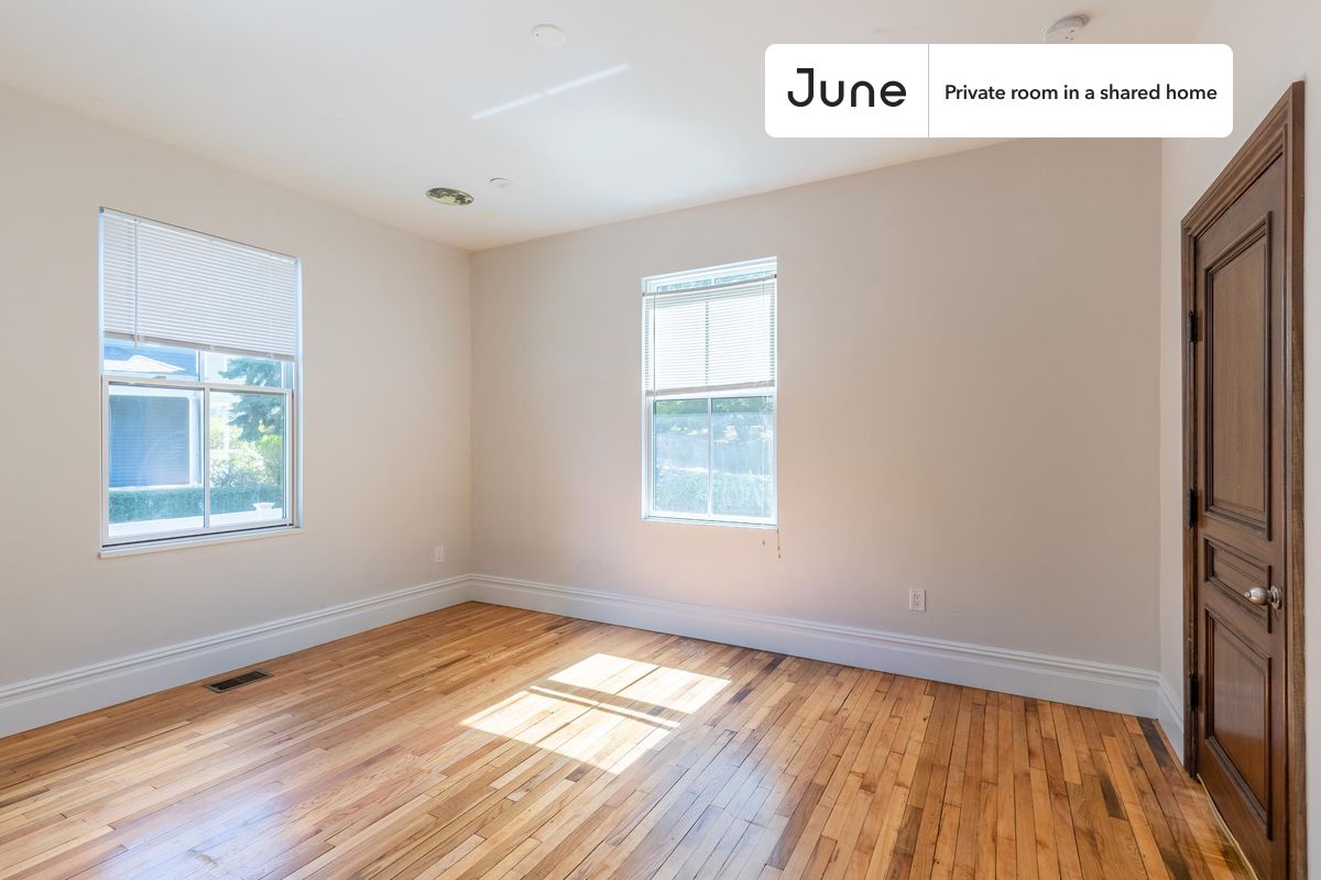 Move-In Ready Home with 30% Off Furnishing Fee. Apply Now!

Queen bedroom in a 6 bedroom / 3 bathroom apartment!

Check out 3D tour now:  https://jnhm.es/8b8

This  Queen room in Mission Hill  is available on a flexible 1-18 month lease. Monthly rent rate is determined by furnishing preference, move-in date and move-out date. Speak to a June representative for recommendations on the best stay duration for the lowest rate, and learn more about this home on the June website:  https://jnhm.es/5YU

Amenities of this home:   Dishwasher,    Furnished Common Areas,    Wi-Fi - Paid separately (High-Speed),    Guarantors Allowed,       32-inch Flat-Screen TV,    Dine in kitchen,       Street parking,    Laundry in home (free),    Living area,    Hardwood Flooring,    Microwave,    Oven,    Refrigerator,   also, this unit is conveniently located, several local parks, restaurants and bars are just minutes away.

About June Homes: Welcome to the easiest rental experience of your life. Rent furnished or unfurnished apartments for 1 - 18 months, bypass hidden costs and broker fees and enjoy an easy move-in. As a resident, you’ll have access to 24/7 support and monthly cleanings of the home’s shared spaces. Sign up now to apply online for your next home with June: https://jnhm.es/sign-roomi

Interested? Kindly note that the minimum stay duration would be 31 days. 

Use this listing ID when speaking to June team:  #1035 D